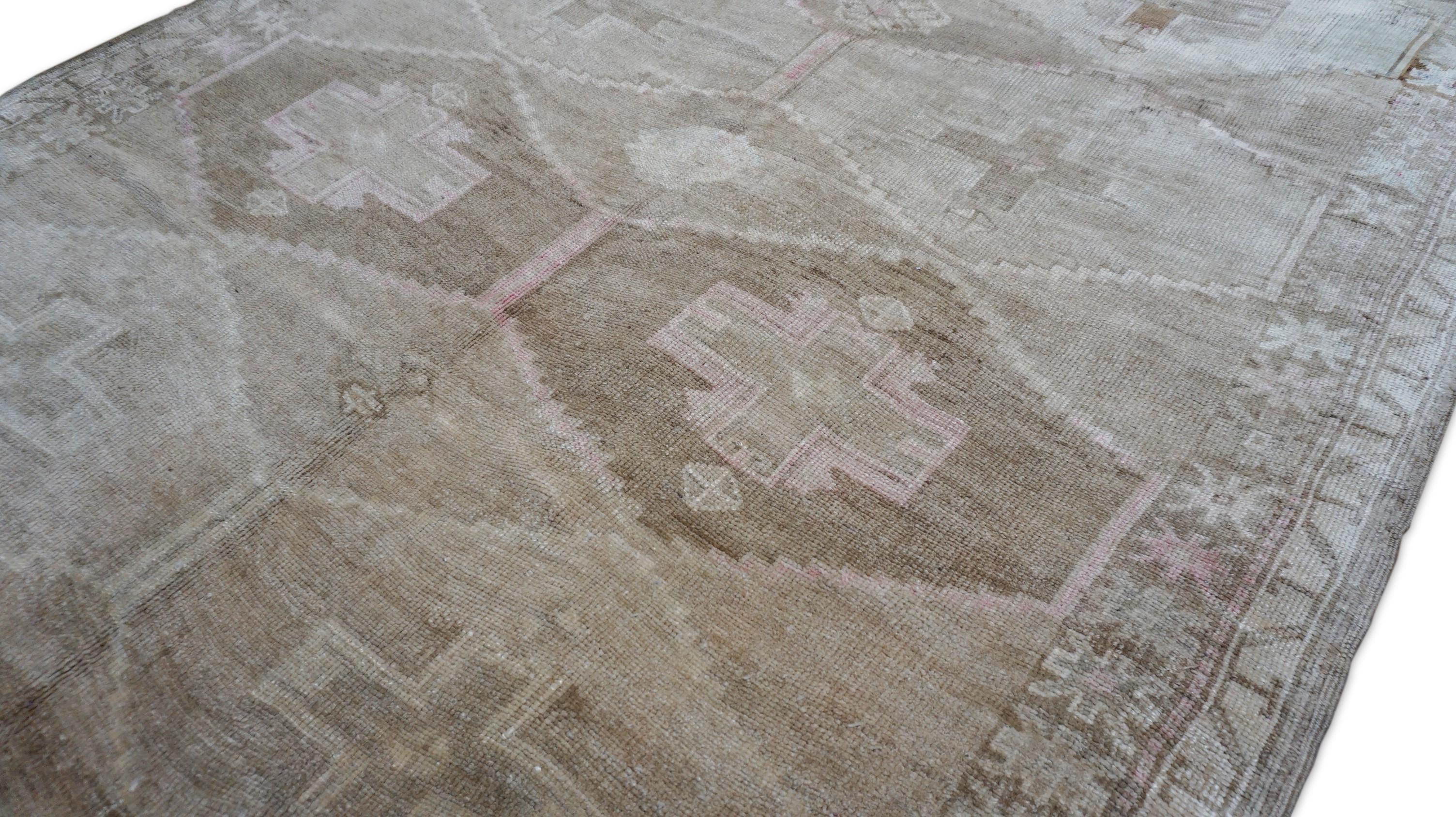 Vintage Tan, Taupe und Blush Diamant Medaillon Wollteppich 6'10''x12'6'' (Oushak) im Angebot