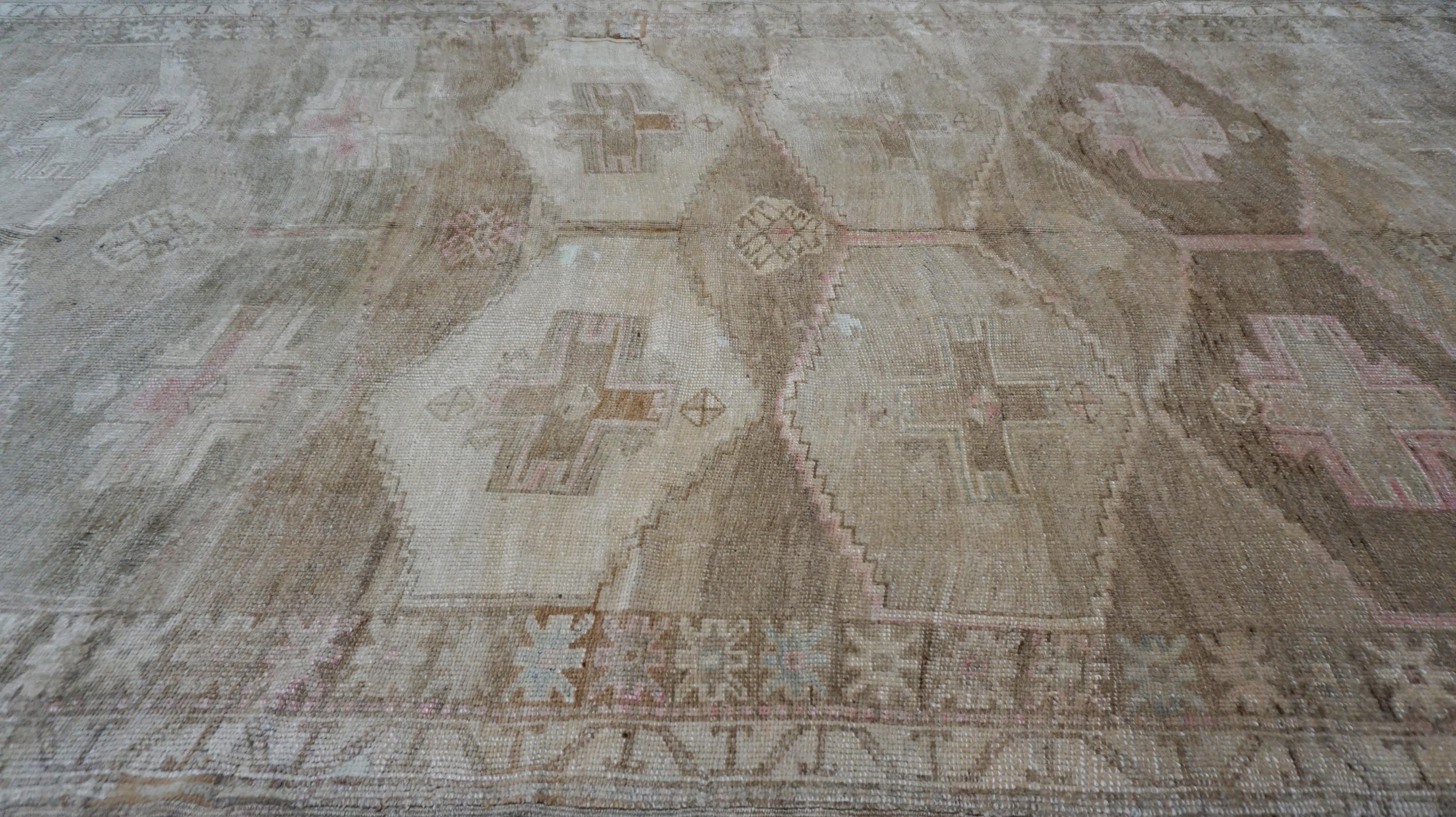 Vintage Tan, Taupe und Blush Diamant Medaillon Wollteppich 6'10''x12'6'' (Türkisch) im Angebot