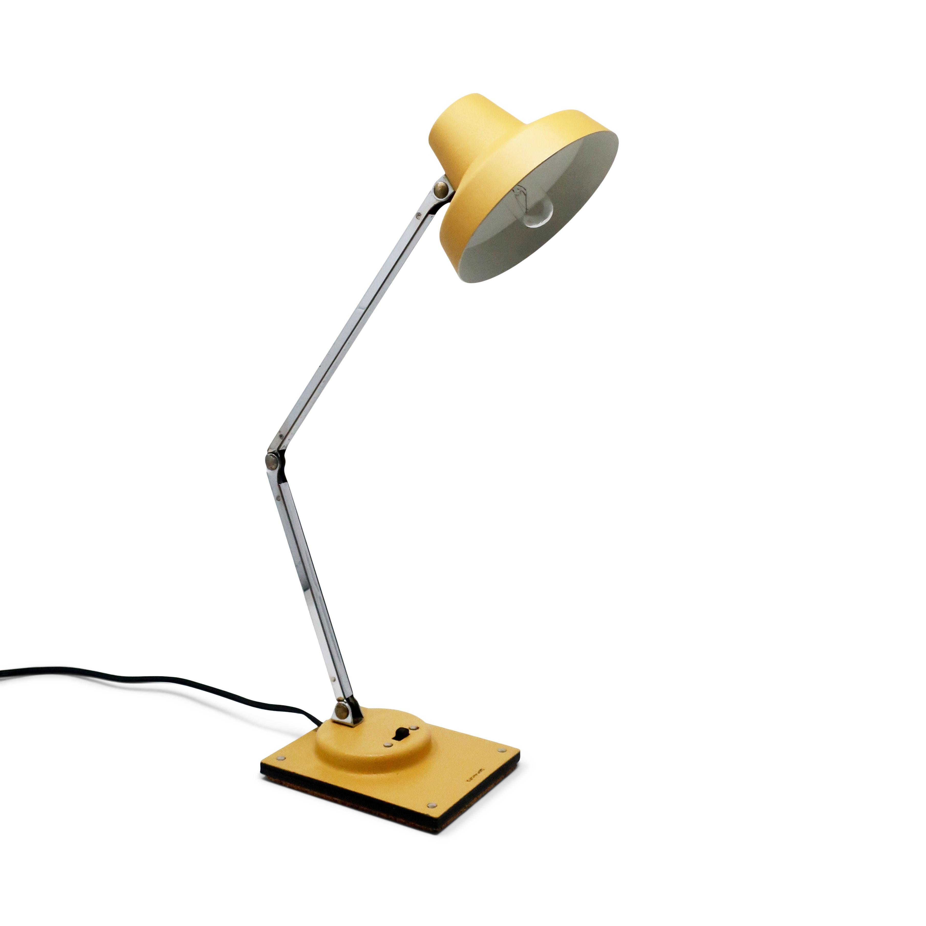 A perfect Mid-Century Modern Tensor articulating desk lamp. Tan textured base and shade, chrome stem, and switch on the base. In good vintage condition.

Measures: 4