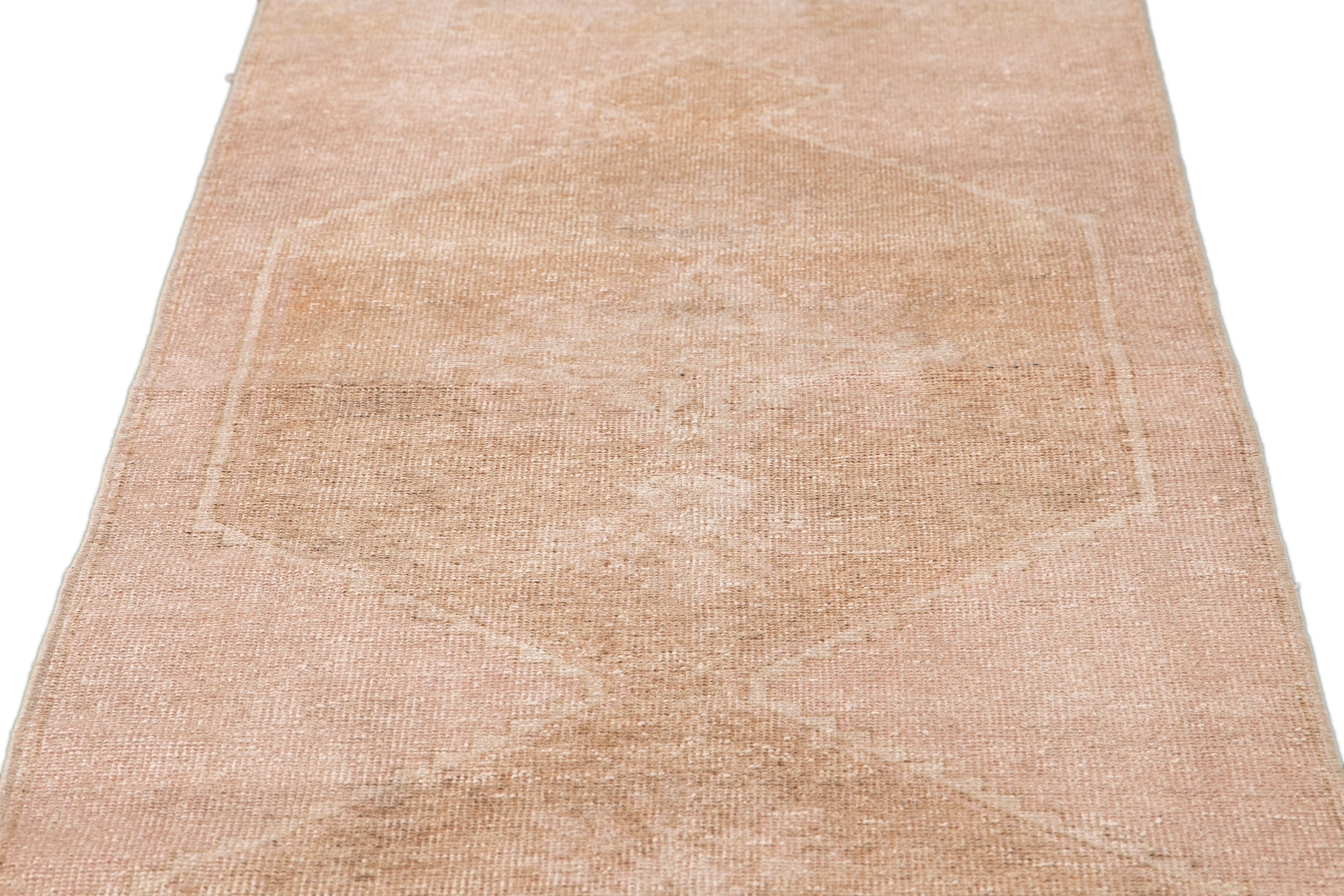 Tan Türkischer handgefertigter geometrischer Woll-Läufer in Hellbraun im Angebot 1