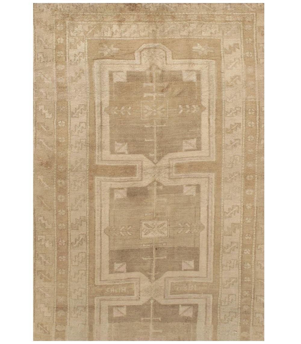 Türkischer Kars-Teppich in Tan (Oushak) im Angebot