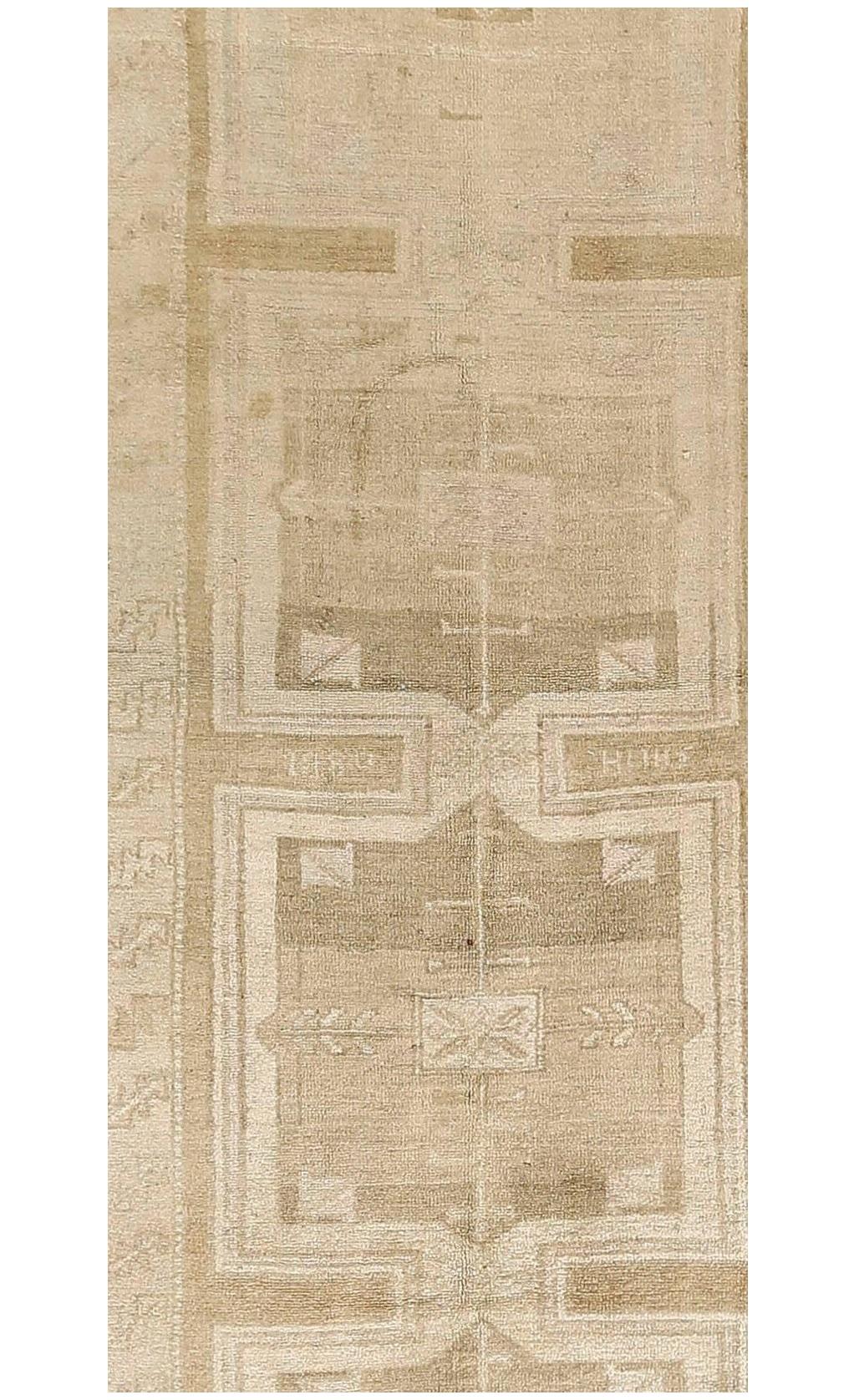 Türkischer Kars-Teppich in Tan (Handgewebt) im Angebot