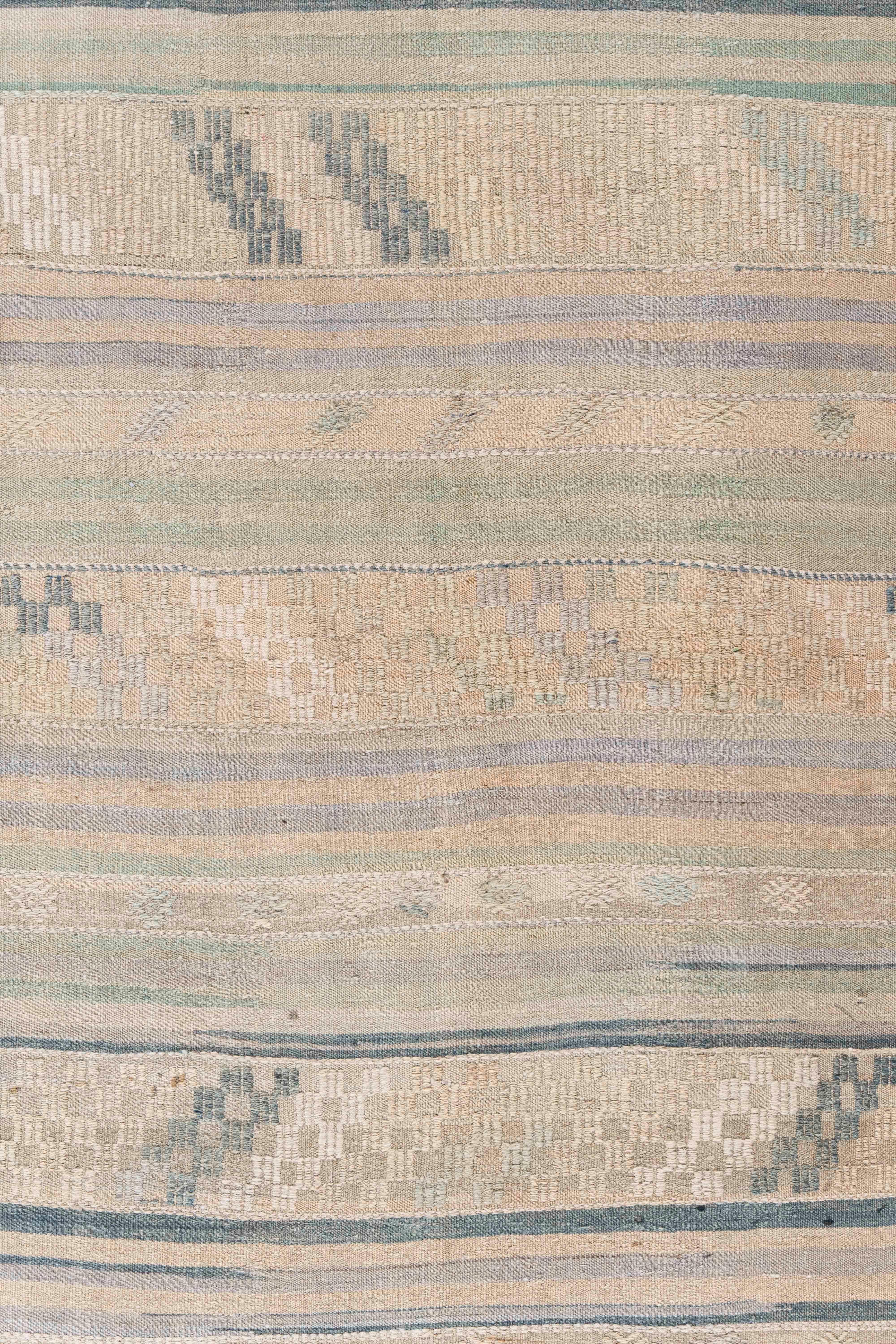 5'5 X 9'7. Dieser türkische Flachgewebe-Kilim im Vintage-Stil ist handgewebt. Die Schlichtheit und Kühnheit dieses Stücks kann auch ein zeitgenössisches Gefühl vermitteln und passt sowohl in ein modernes als auch in ein traditionelles Ambiente. Das