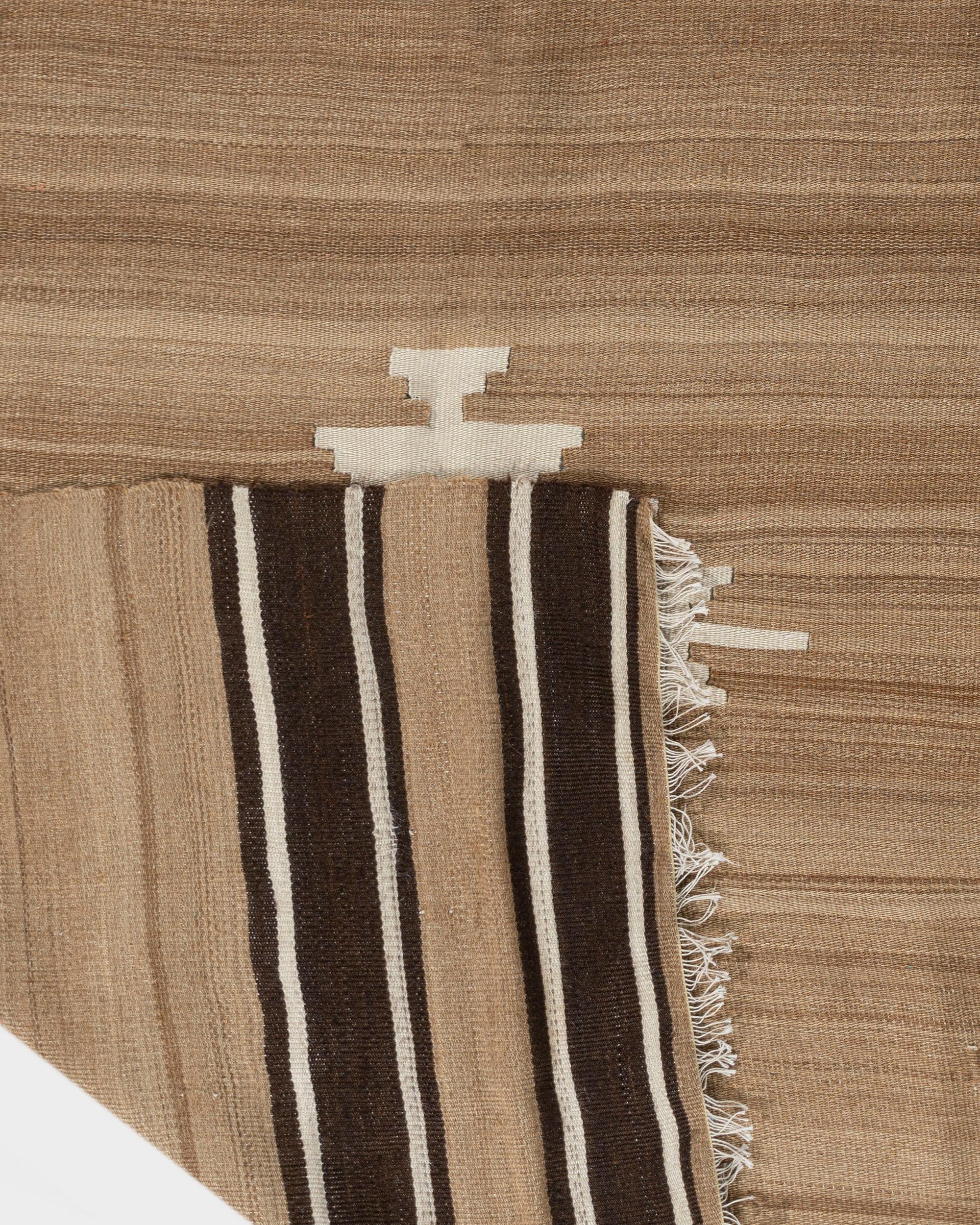 4'2 x 5'4. Tessuto a mano con lana Mohair che crea una struttura e una sensazione meravigliosa. Colori: cammello/marrone/avorio.