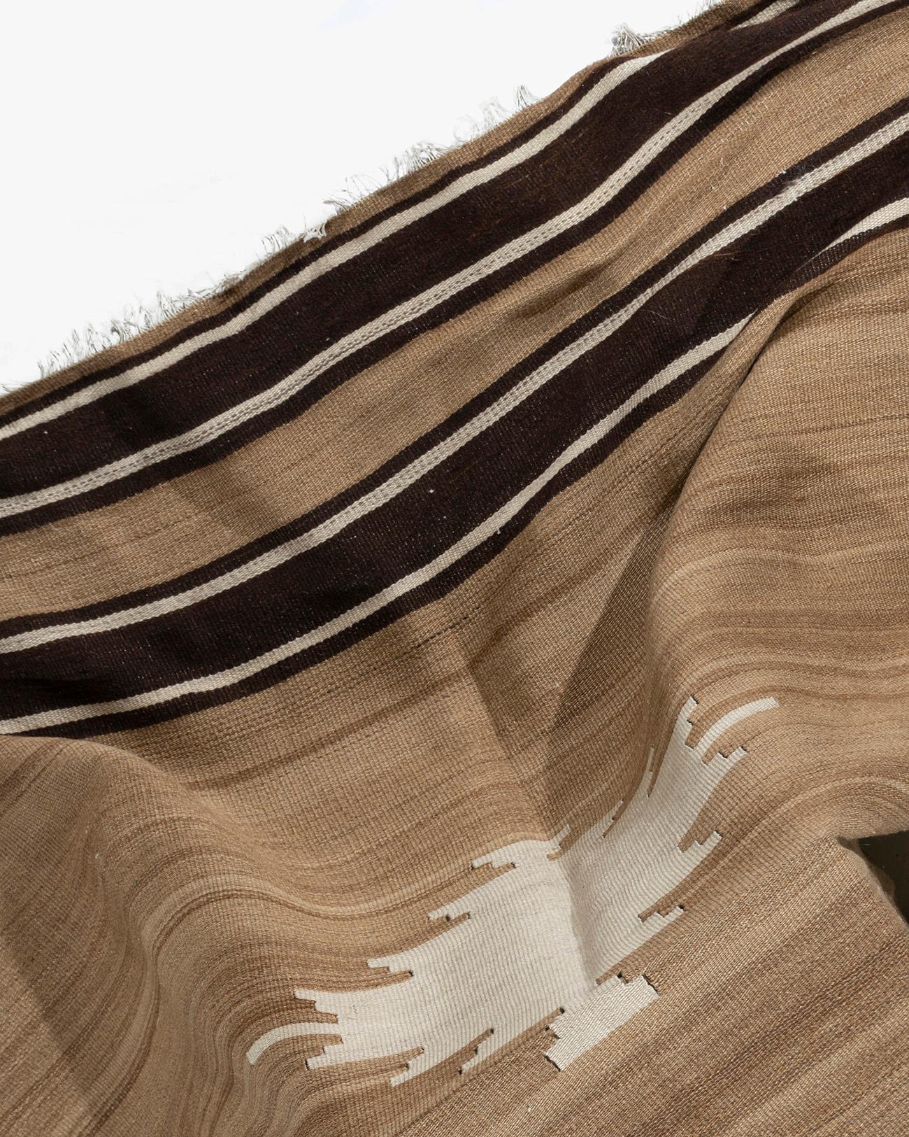XX secolo Tappeto vintage Tan in mohair turco 4'2 x 5'4 in vendita