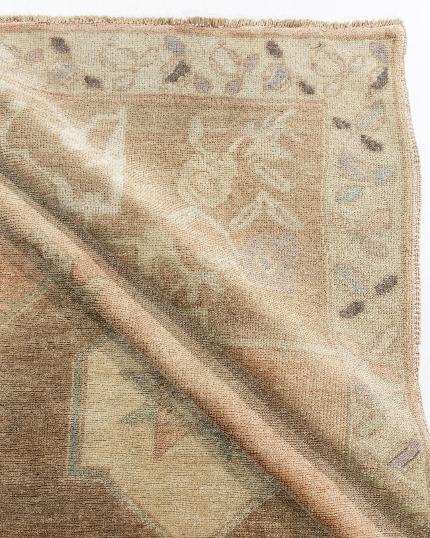 Tan Türkischer Oushak-Teppich im Vintage-Stil  5'1 x 9'5 (Wolle) im Angebot