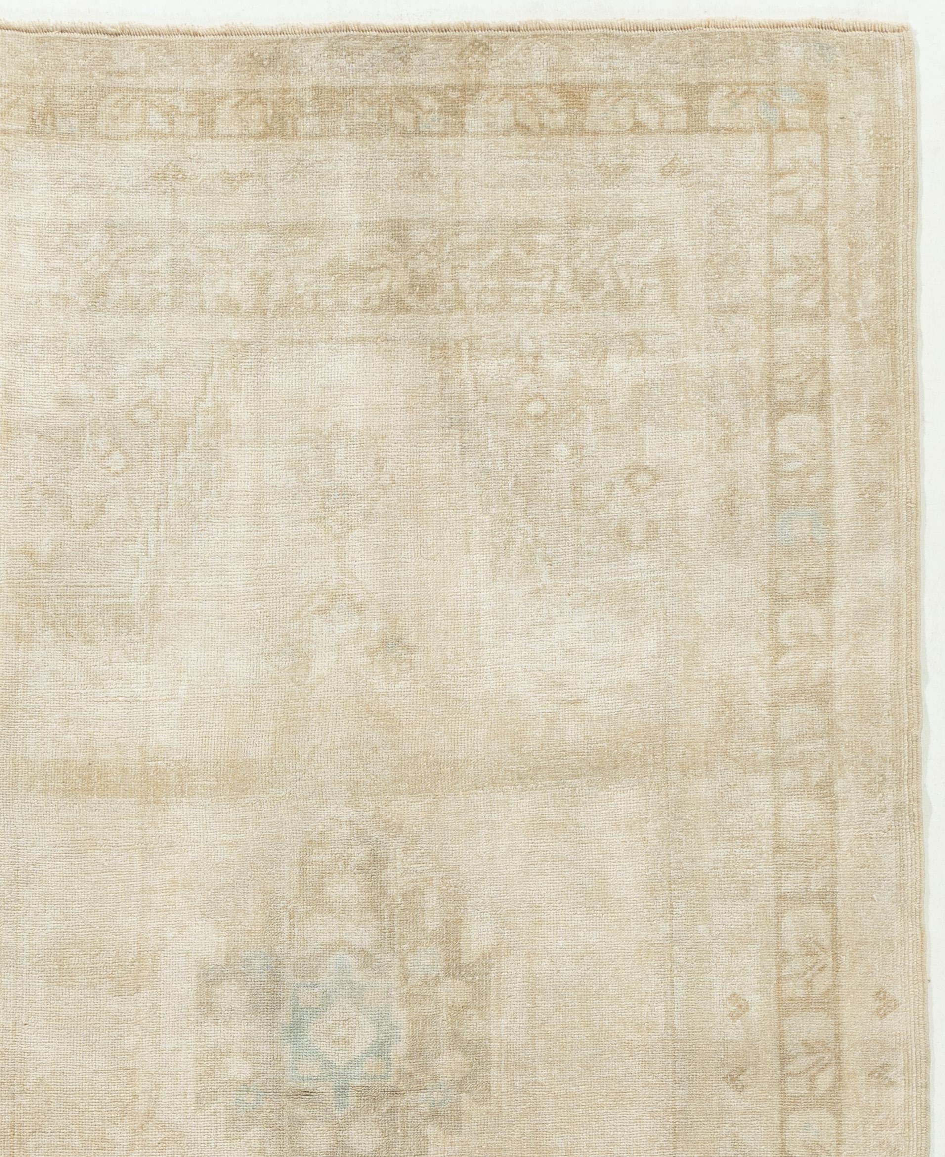 3'9 X 6'6. Gli Oushak sono noti per le loro tavolozze morbide combinate con disegni eccentrici. Oushak, nella Turchia occidentale, vanta la più lunga storia di tessitura di tappeti, che risale almeno alla metà del XV secolo. L'azienda ha sempre