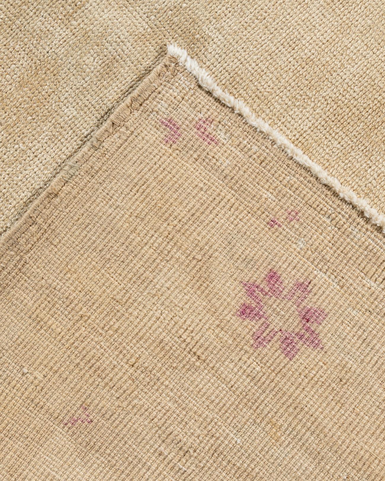 Tan Türkischer Oushak-Teppich im Vintage-Stil 4'8 x 8'9 im Angebot 2