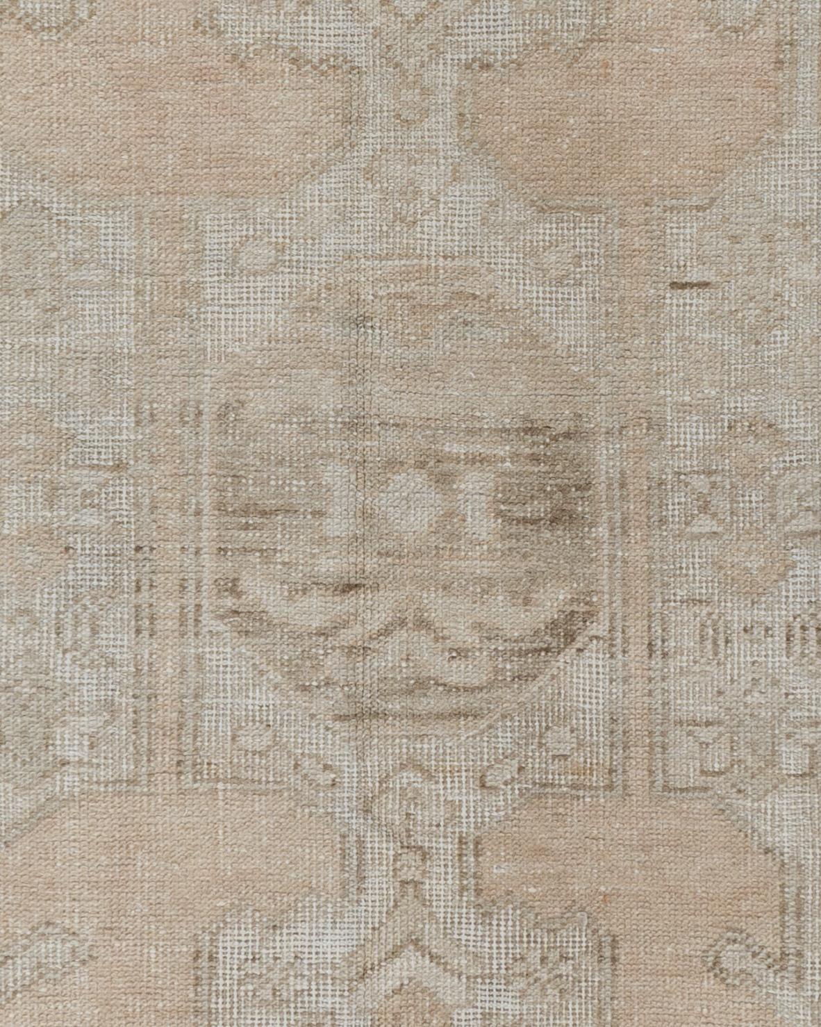 5'6 X 8'2. Handgeknüpft in der Türkei, wo das Weben von Teppichen eher eine geschätzte kulturelle Kunst als ein reiner Handel ist. Türkische Teppiche sind bekannt für ihre hochwertige Wolle, die komplizierten Muster und die satten, warmen Farben.
