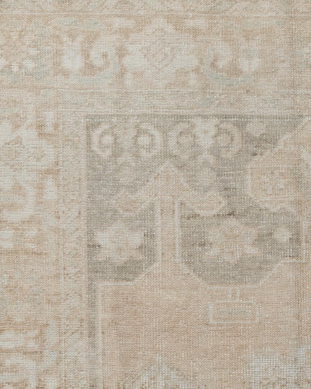 Tan Türkischer Oushak-Teppich im Vintage-Stil  5'6 x 8'2 (Handgewebt) im Angebot