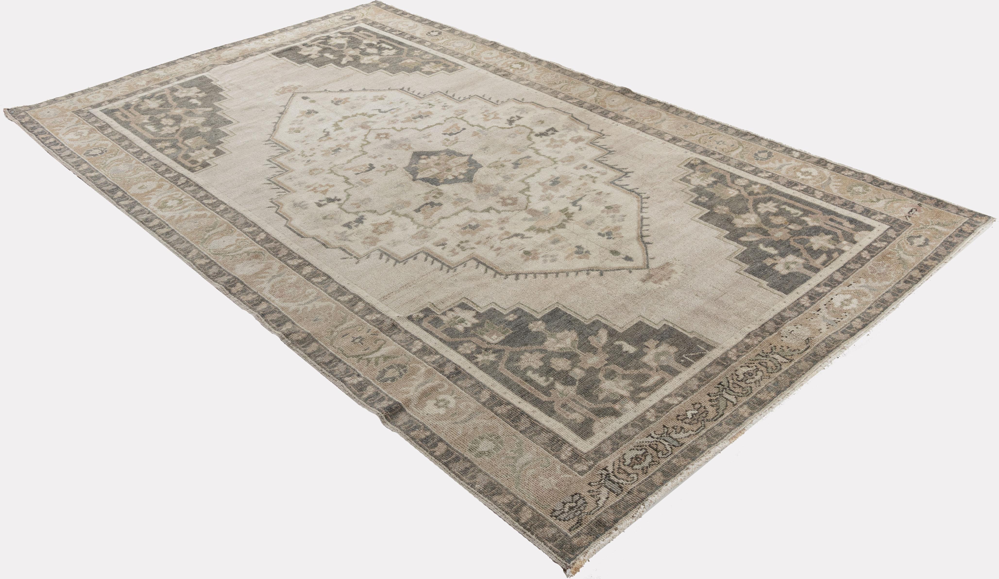 Tan Türkischer Oushak-Teppich im Vintage-Stil im Angebot 13
