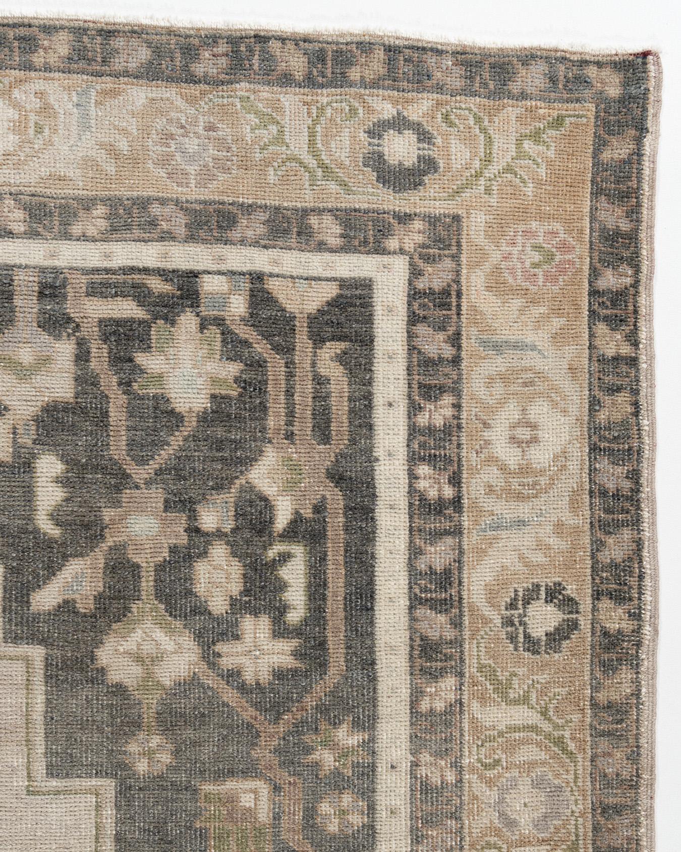 Tan Türkischer Oushak-Teppich im Vintage-Stil (Wolle) im Angebot