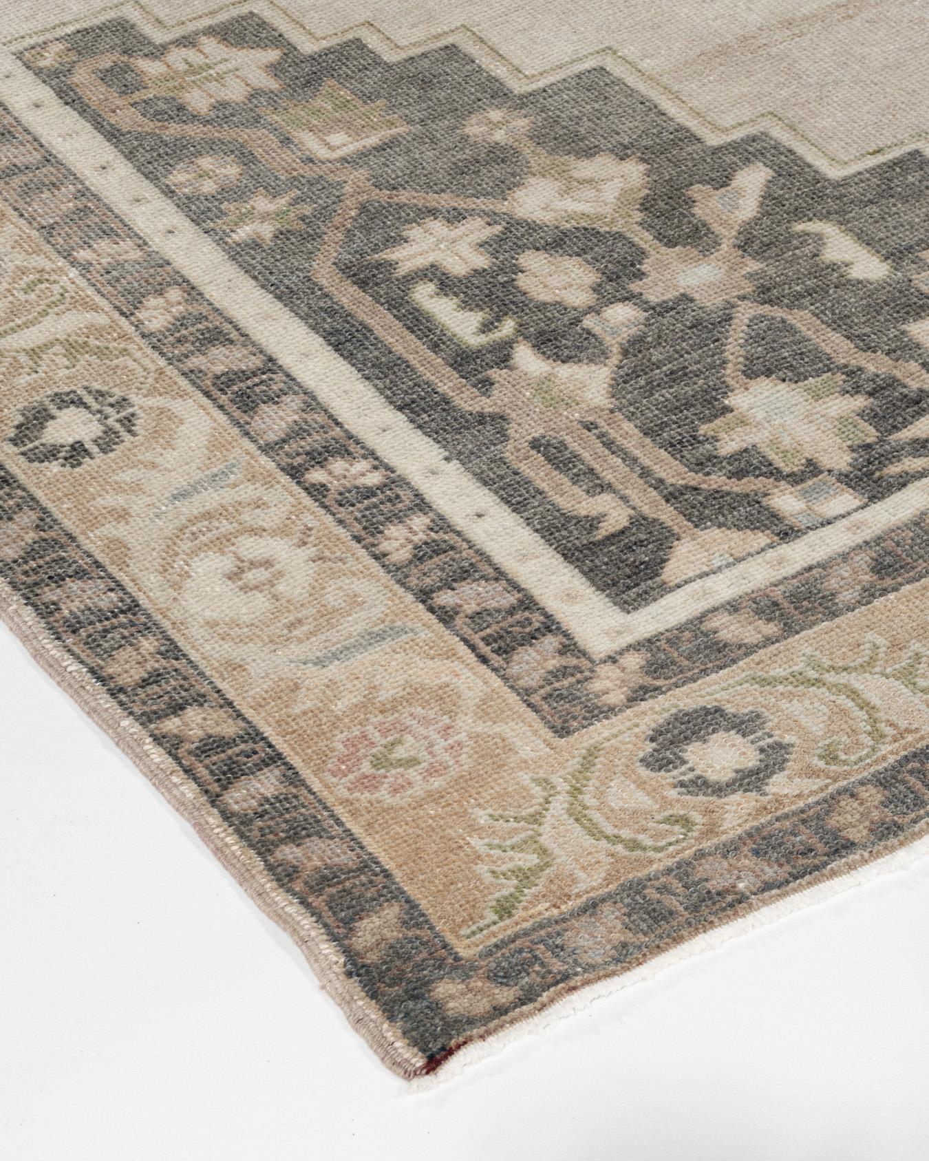 Tan Türkischer Oushak-Teppich im Vintage-Stil im Angebot 1