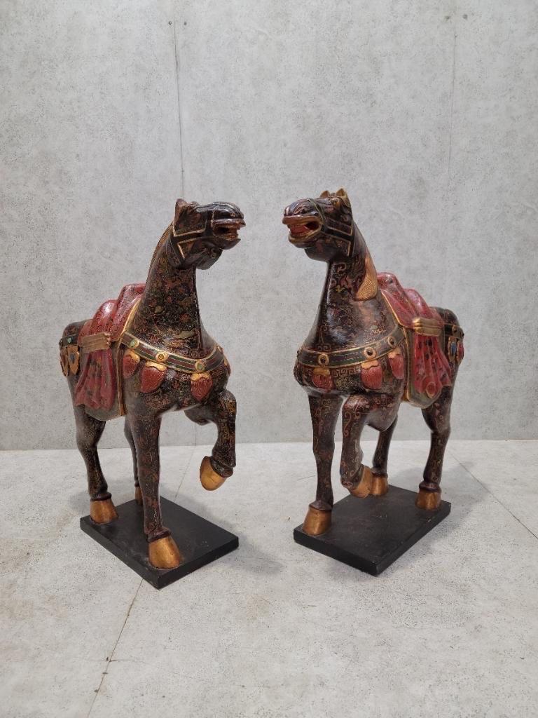 Chinese Export Vintage Tang Dynasty Style Carved and Hand Painted War Horse Floor Statues Sculp For Sale