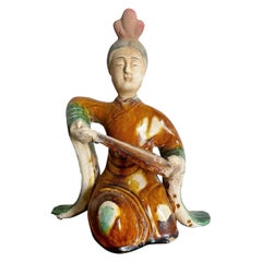 Figura di musicista di corte in ceramica smaltata Tang Sancai d'epoca