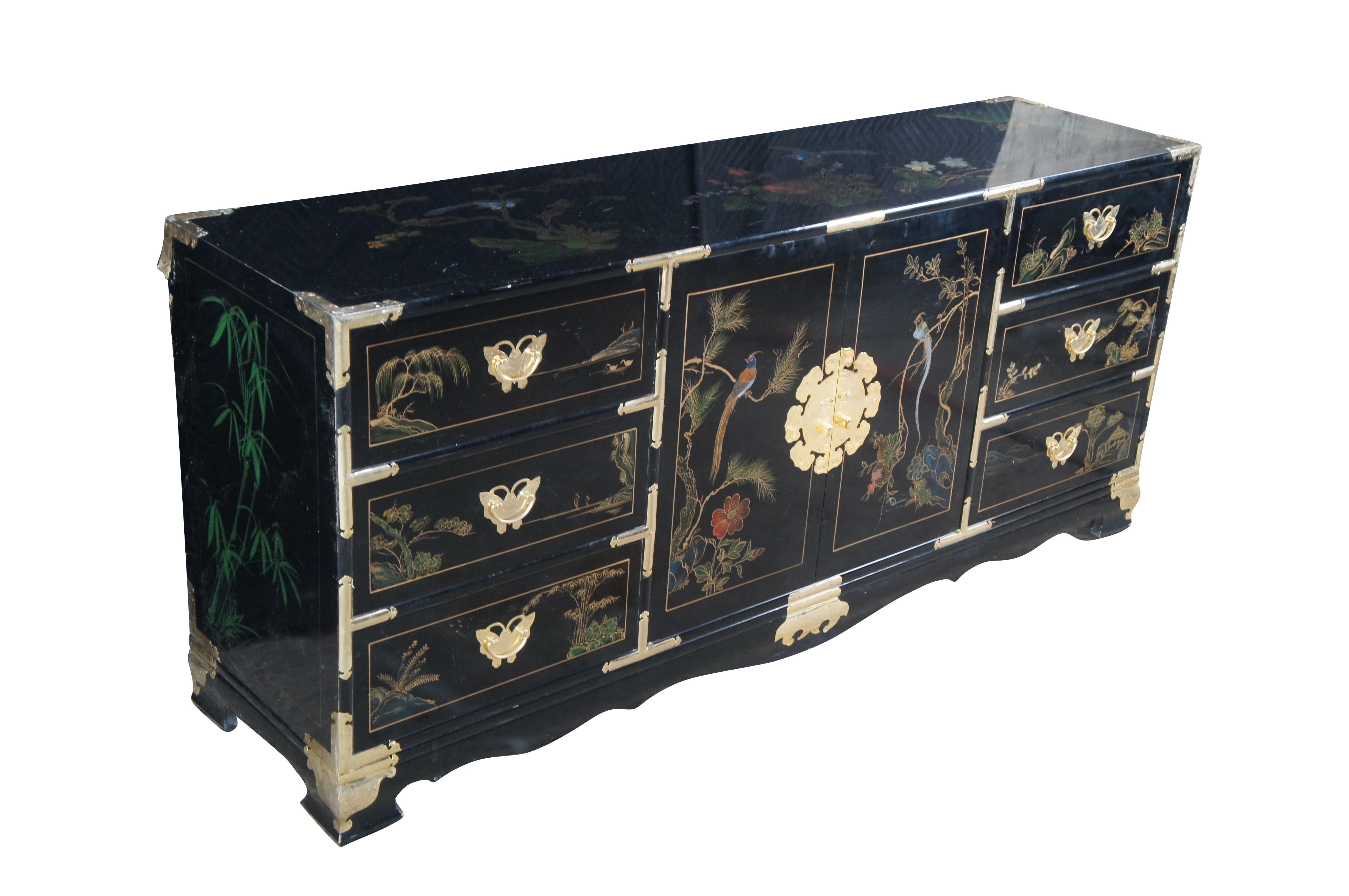 Aparador de Chinoiserie lacado en negro de finales del siglo XX.  Presenta un estilo inspirado en el Tansu coreano con detalles de latón aplicado.  La caja está acabada en laca negra con coloridos paisajes de chinoiserie oriental.  Las escenas
