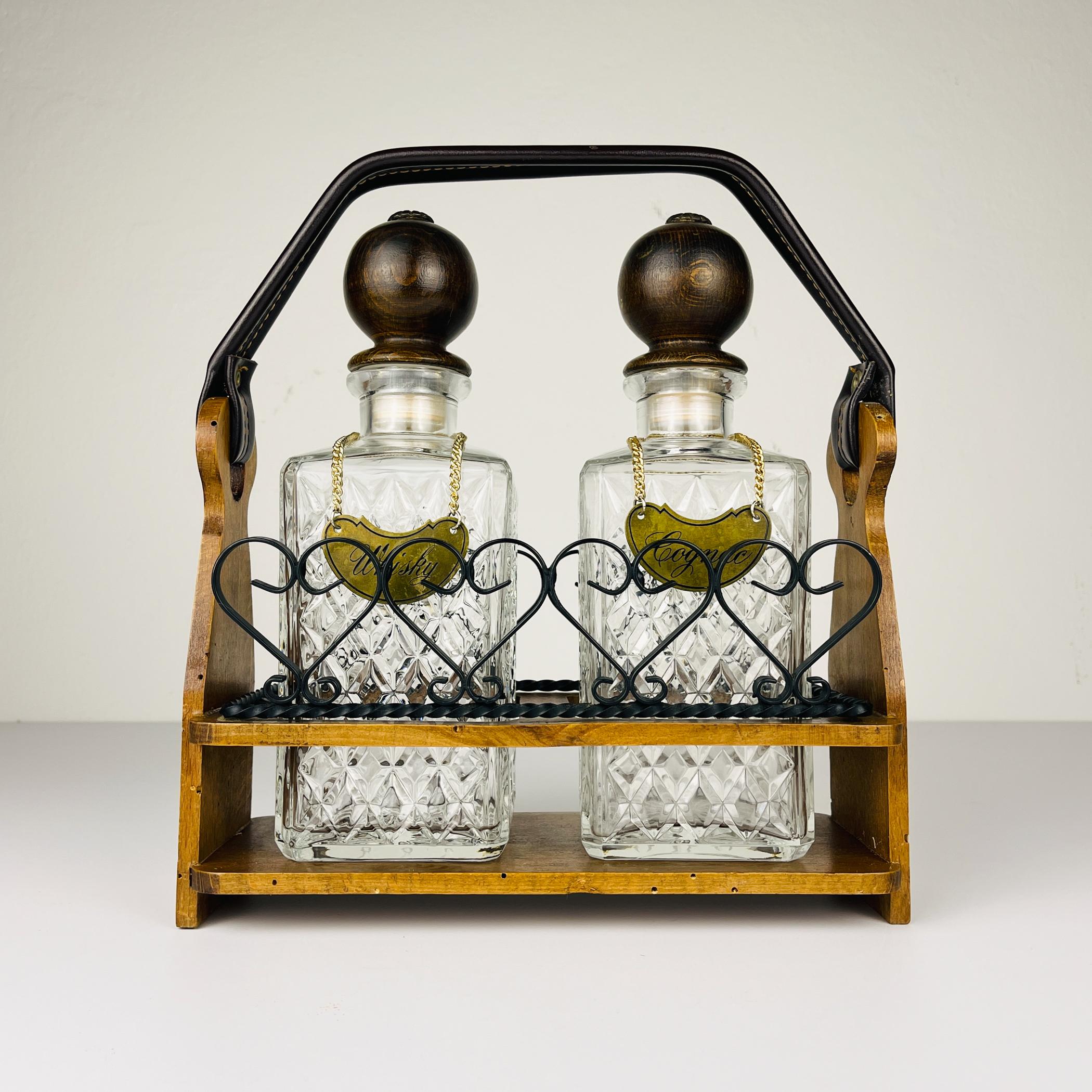 Beautiful Tantalus Decanters “Cognac ad Whisky” made in Italy in the 1960s.
Tantalus is a decorative stand, case or box for glass or cut glass decanters. The first lockable Tantalus appeared around the mid 19th Century.
Two beautiful crystal