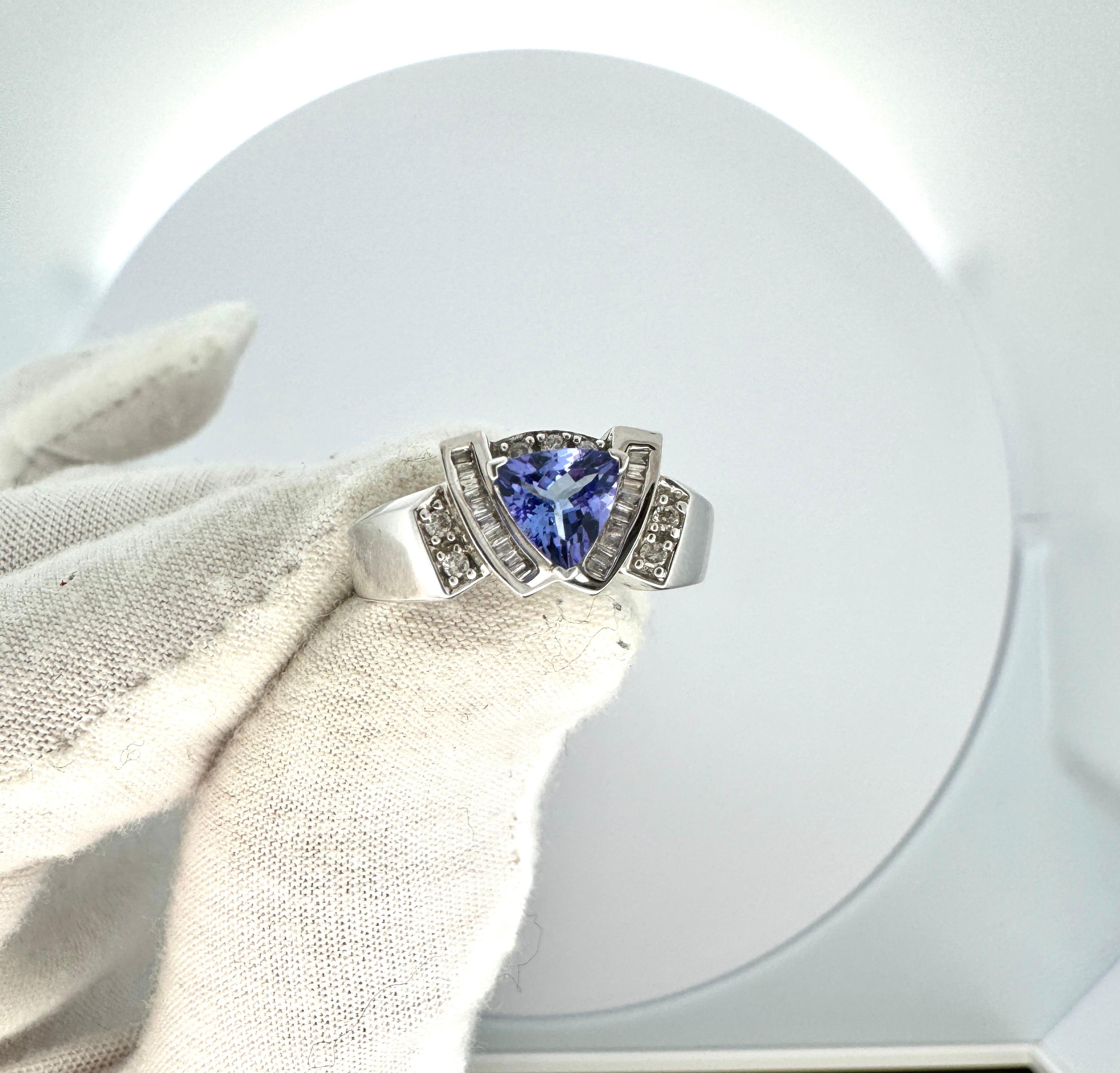 Vintage Tanzanite and Baguette Diamond Cluster Ring 14K White Gold 6.7g In New Condition For Sale In Miami, FL