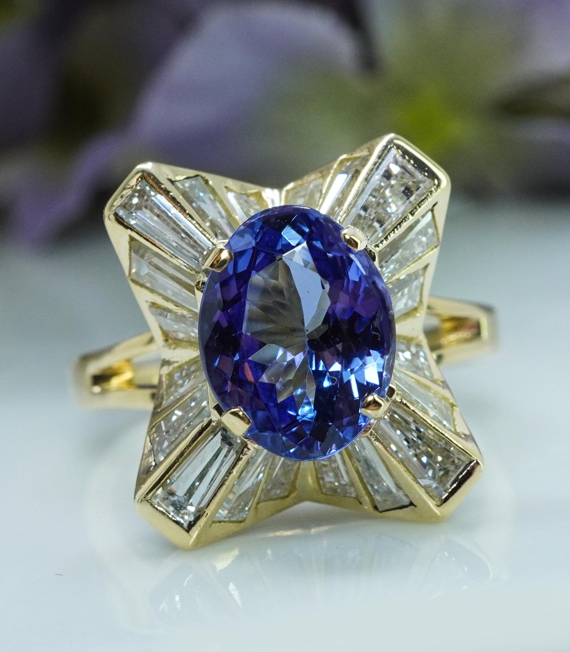  Vintage Tanzanit Baguette Diamant Ballerina 18K Gold Halo Ring Estate 4,3cttw 

Dieser prächtige Ring ist aus luxuriösem 18-karätigem Gelbgold gefertigt. Es ist mit dem Buchstaben H gestempelt (siehe Abbildung). In der Mitte befindet sich ein
