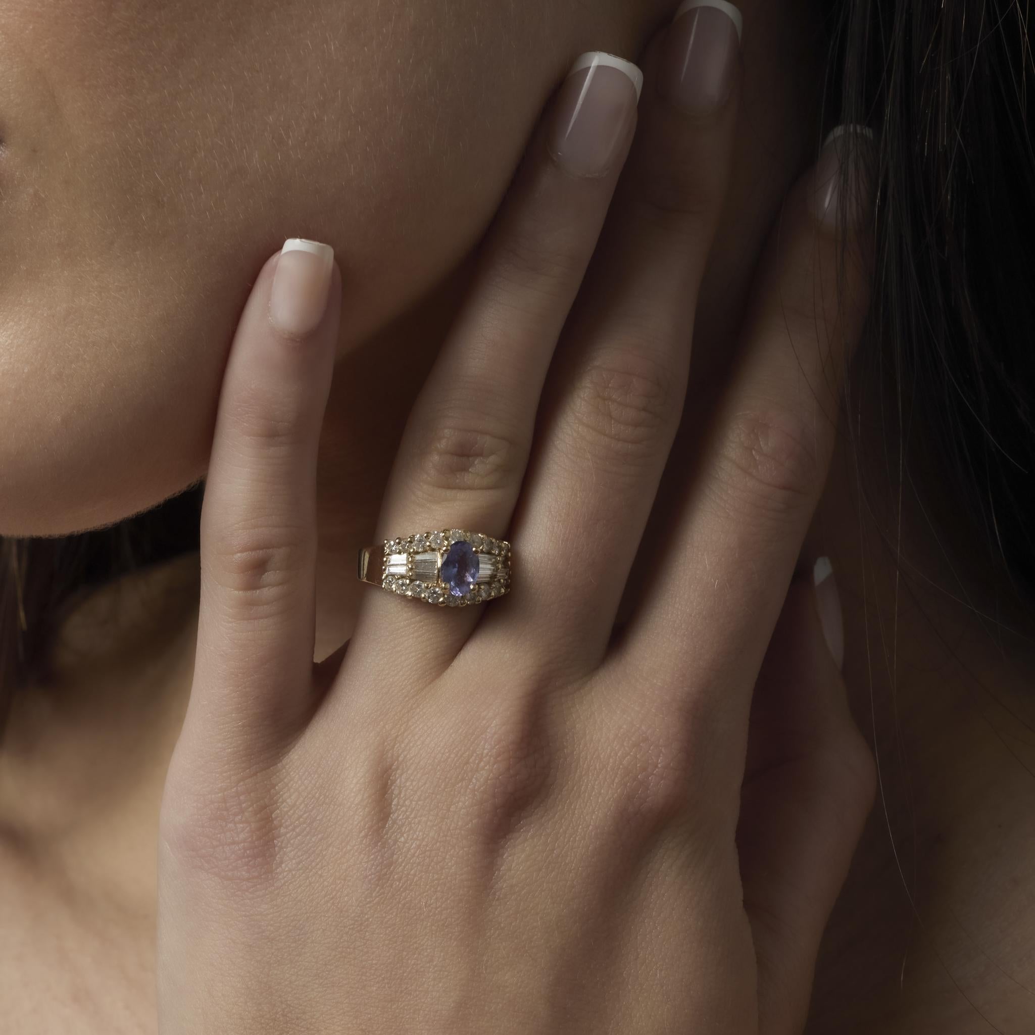 Taille ovale Bague vintage en or jaune 14k avec tanzanite et diamant en vente