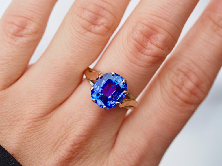 Vintage Tanzanite Solitaire Vintage Ring in 14 Karat Yellow Gold In Good Condition For Sale In Addison, TX