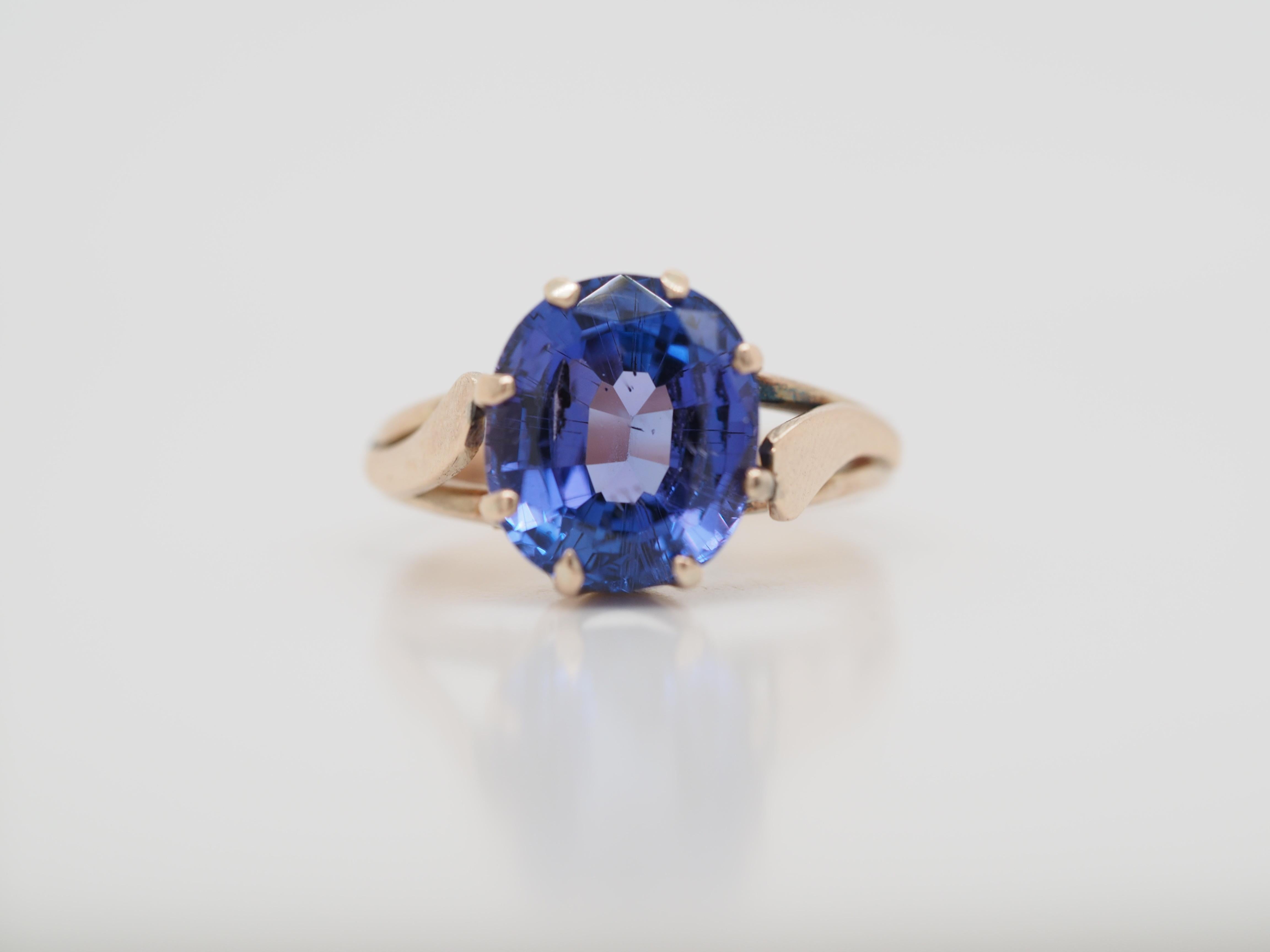 Vintage Tanzanite Solitaire Vintage Ring in 14 Karat Yellow Gold 3