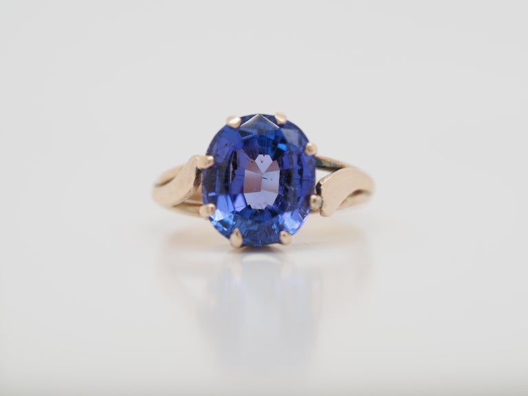 Vintage Tanzanite Solitaire Vintage Ring in 14 Karat Yellow Gold For Sale 3