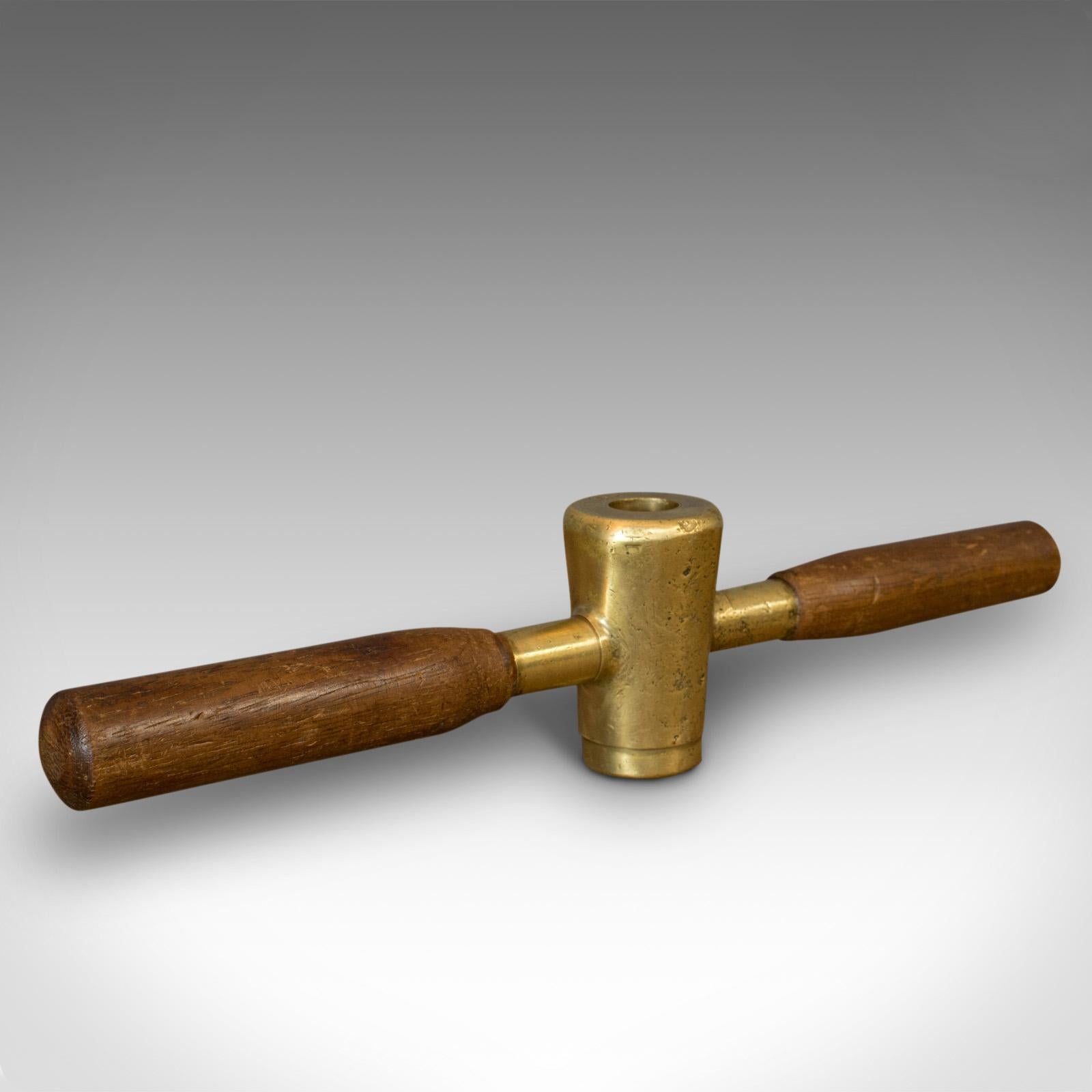 Anglais Fabricant de tournevis vintage, anglais, laiton, outil de travail du bois de Shipwright, vers 1950 en vente
