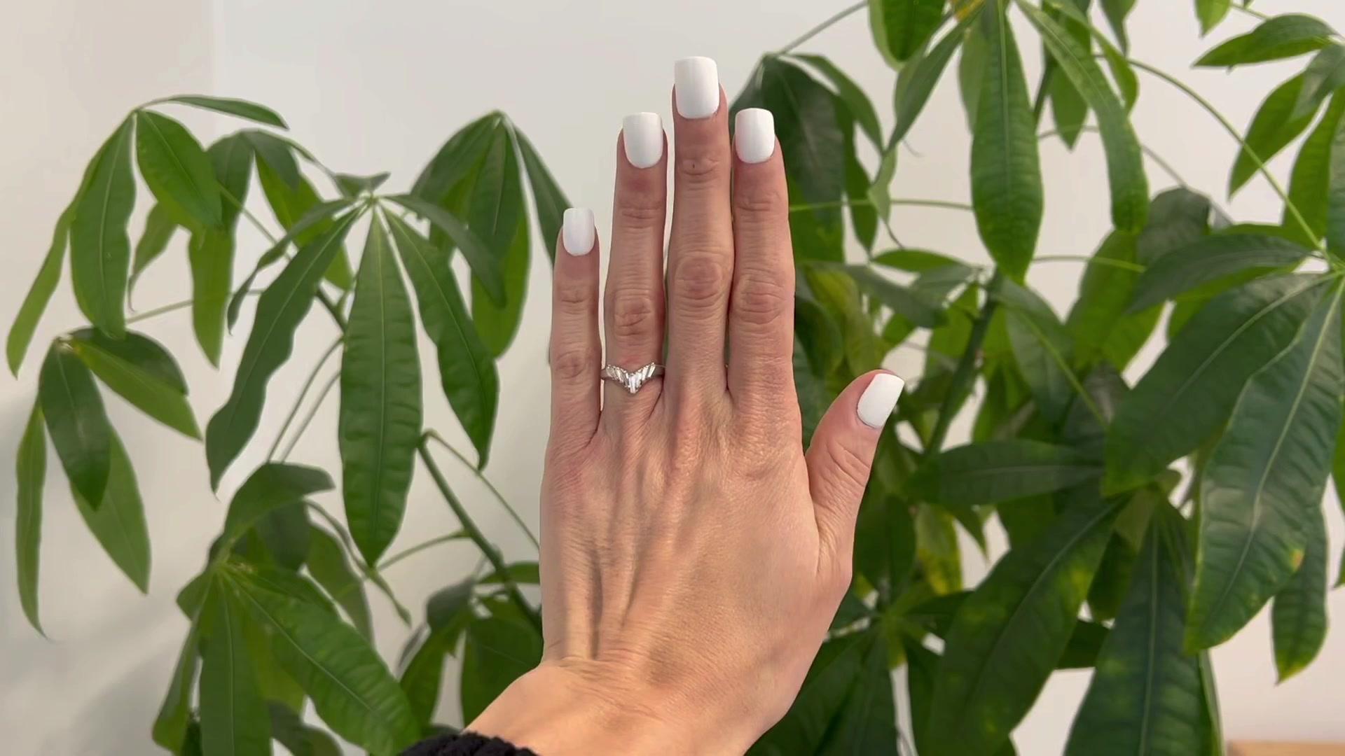 Ein Vintage Tapered Baguette Diamond Platinum Chevron Band. Mit sieben spitz zulaufenden Diamanten im Baguetteschliff mit einem Gesamtgewicht von 0,55 Karat, eingestuft in Farbe F und Reinheit VS. Gefertigt aus Platin mit Reinheitszeichen. Um 2000.
