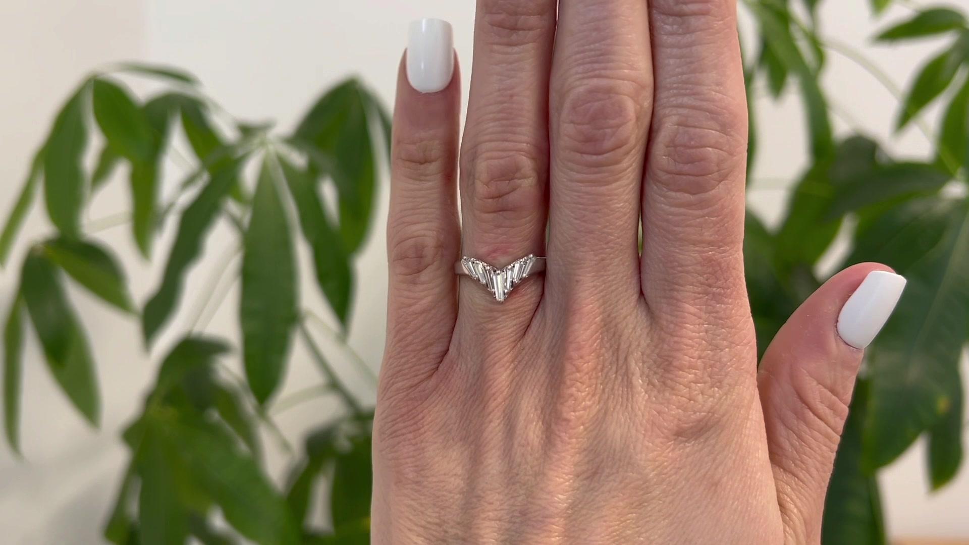 Platin Chevron-Ring mit spitz zulaufendem Baguette-Diamant (Baguetteschliff)