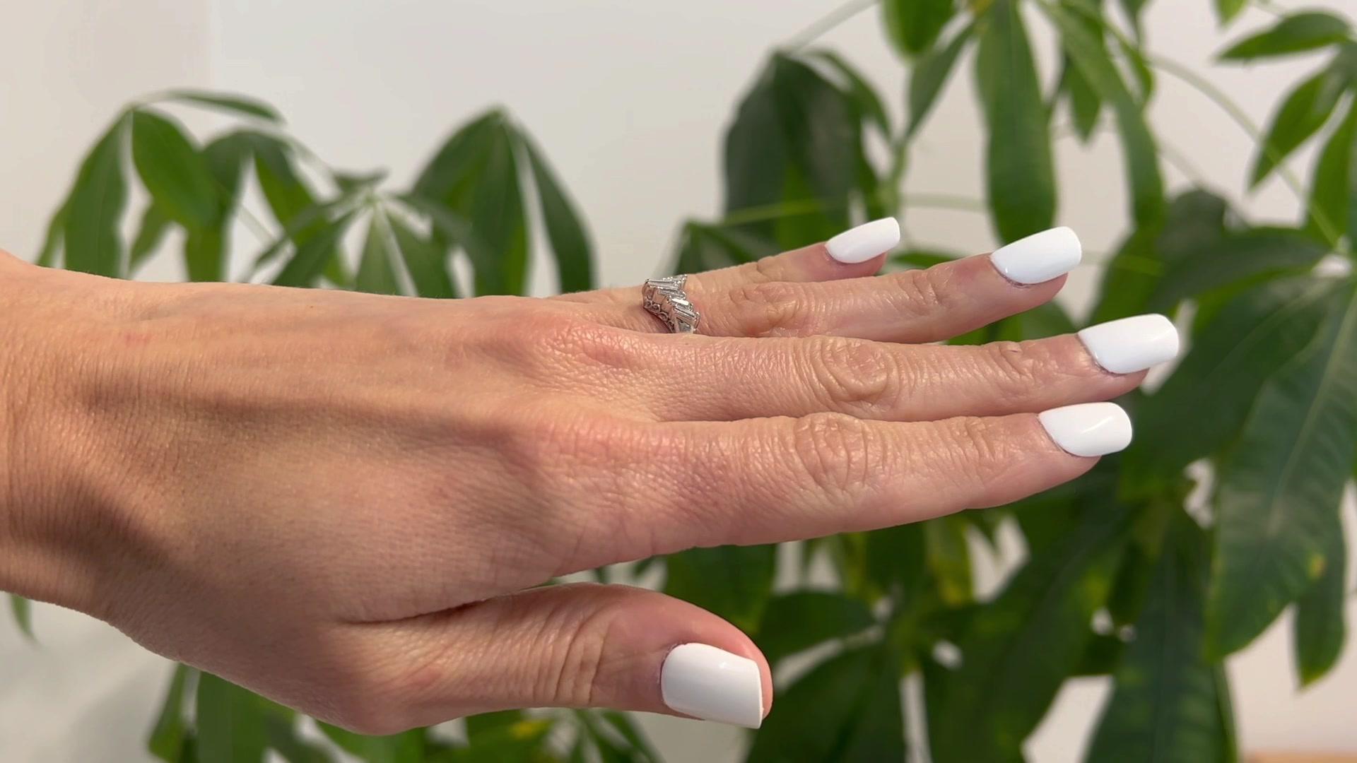 Platin Chevron-Ring mit spitz zulaufendem Baguette-Diamant im Zustand „Hervorragend“ in Beverly Hills, CA