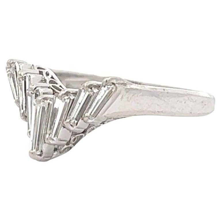 Platin Chevron-Ring mit spitz zulaufendem Baguette-Diamant für Damen oder Herren