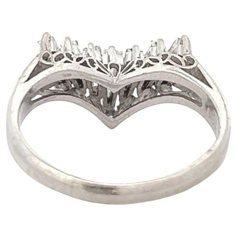 Platin Chevron-Ring mit spitz zulaufendem Baguette-Diamant 1