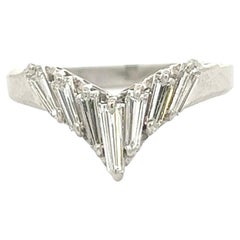 Platin Chevron-Ring mit spitz zulaufendem Baguette-Diamant