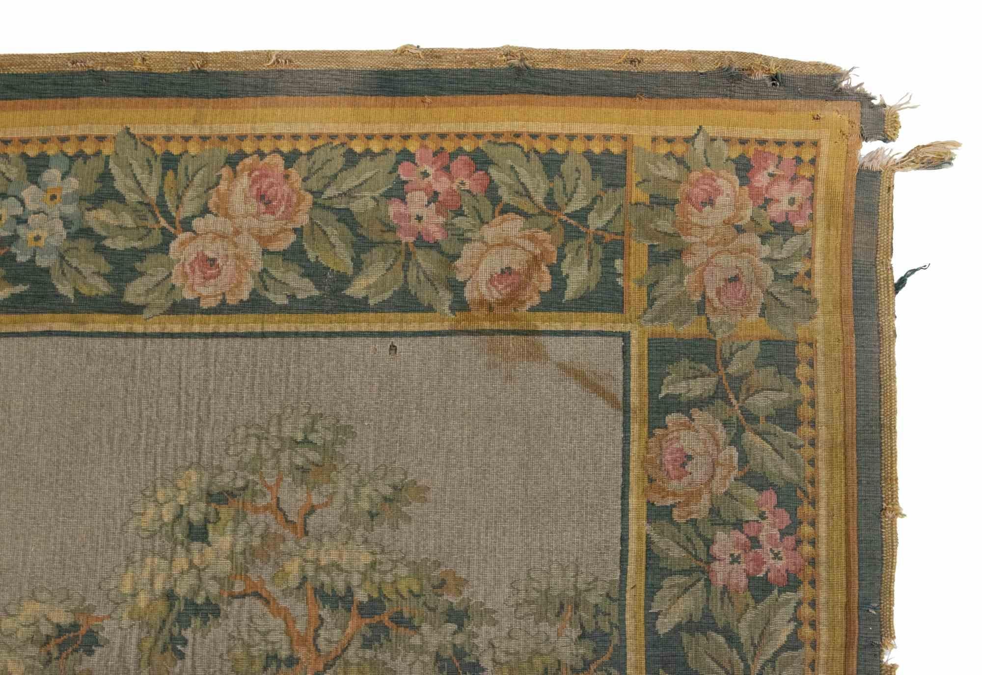 L'arazzo vintage con scena bucolica è un oggetto decorativo realizzato all'inizio del XX secolo.

Arazzo in Fabrice finemente decorato