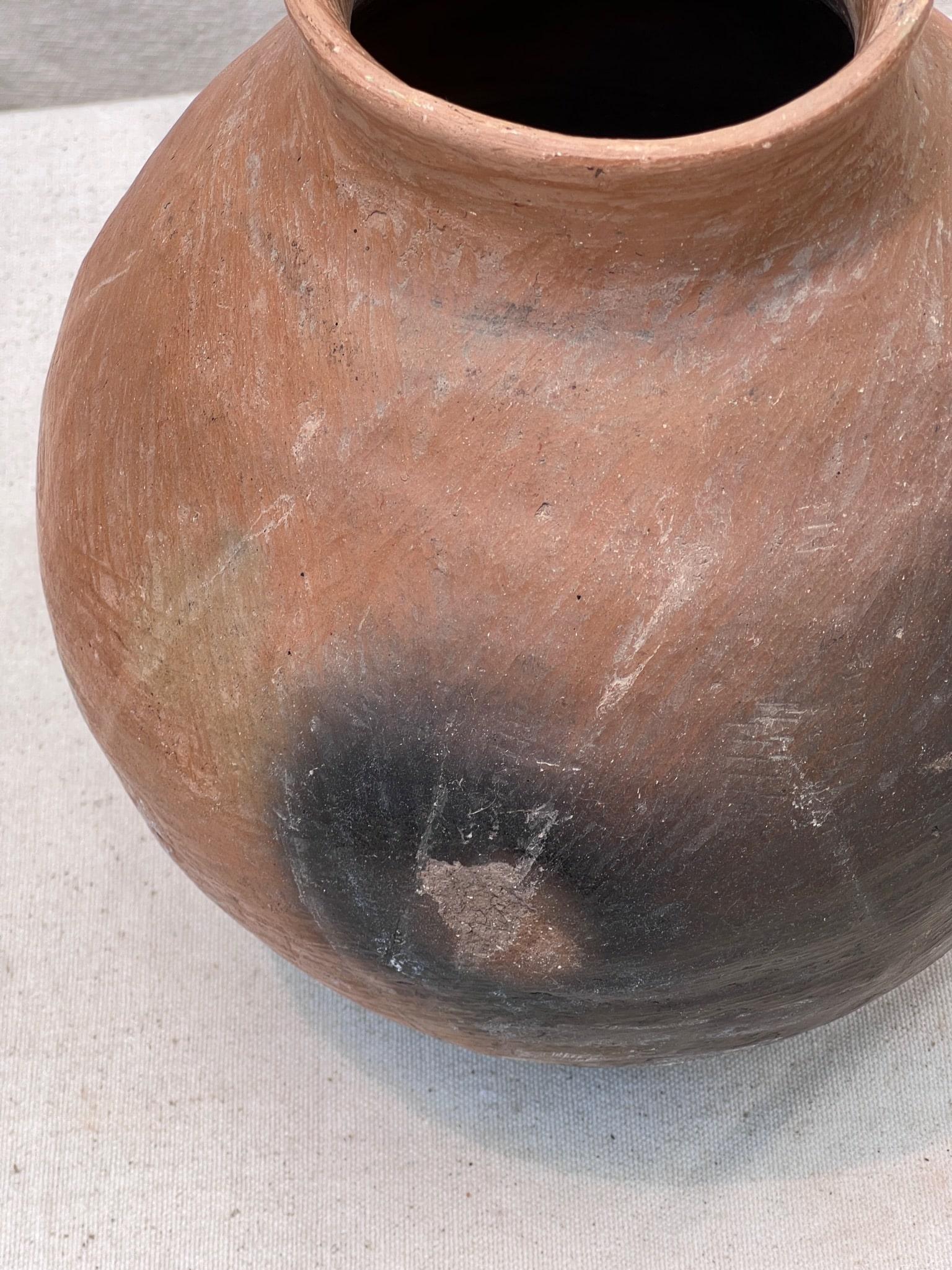 Vintage Tarahumara Pottery Olla In Good Condition For Sale In West Hollywood, CA