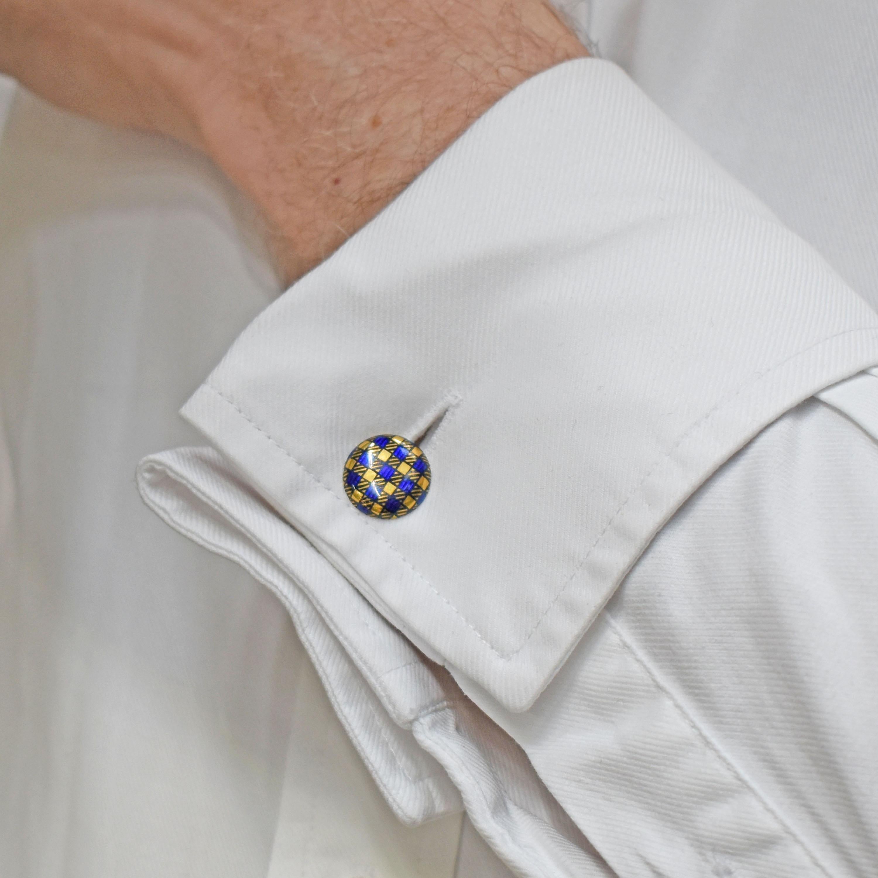 Vintage Tartan-Emaille-Kleidersatz, bestehend aus einem Paar Manschettenknöpfen, drei Knöpfen und einer Krawattennadel, gestaltet mit einem blauen Emaille-Muster, das Tartan darstellt, auf 14-karätigem Gold, mit Markierungen J.B., Mitte 20.

Die