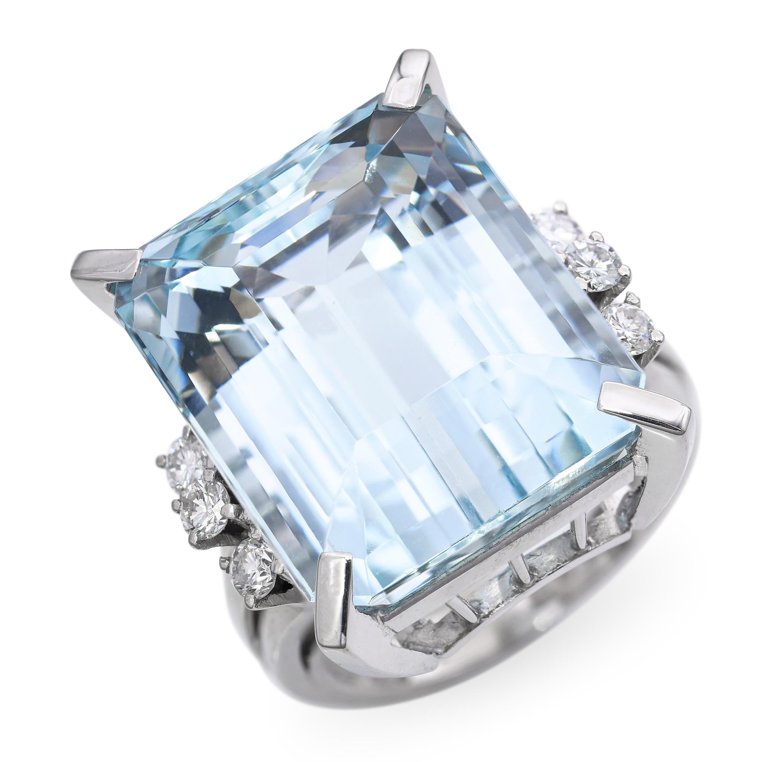 Questo magnifico anello vintage di TASAKI è realizzato in platino senza tempo e mette in mostra un'acquamarina mozzafiato da 24,63 carati. L'eccezionale gemma presenta un'ipnotica tonalità blu mare, sapientemente tagliata per massimizzare la
