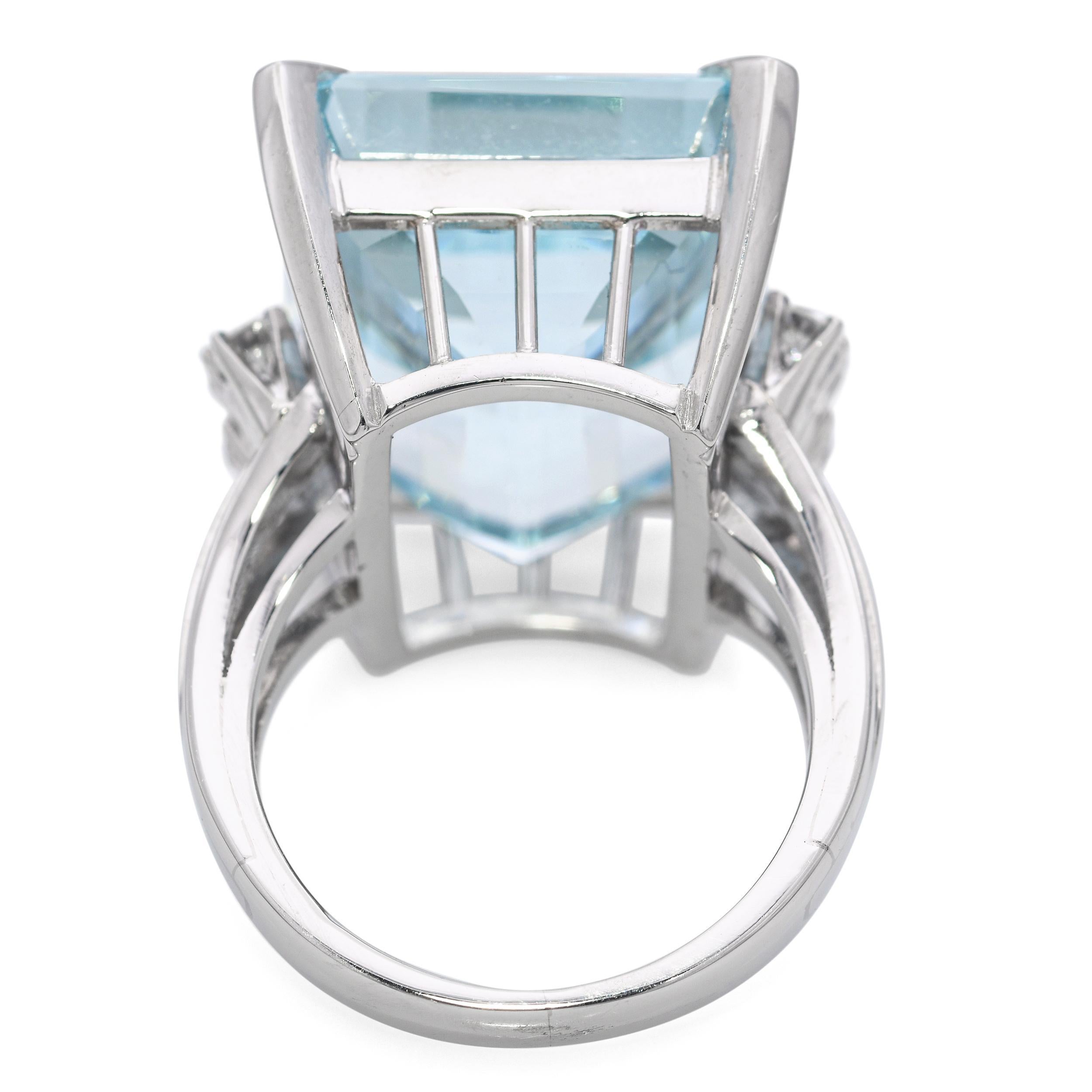 da uomo o donna Anello vintage TASAKI in platino con acquamarina e diamanti da 24,63 carati in vendita