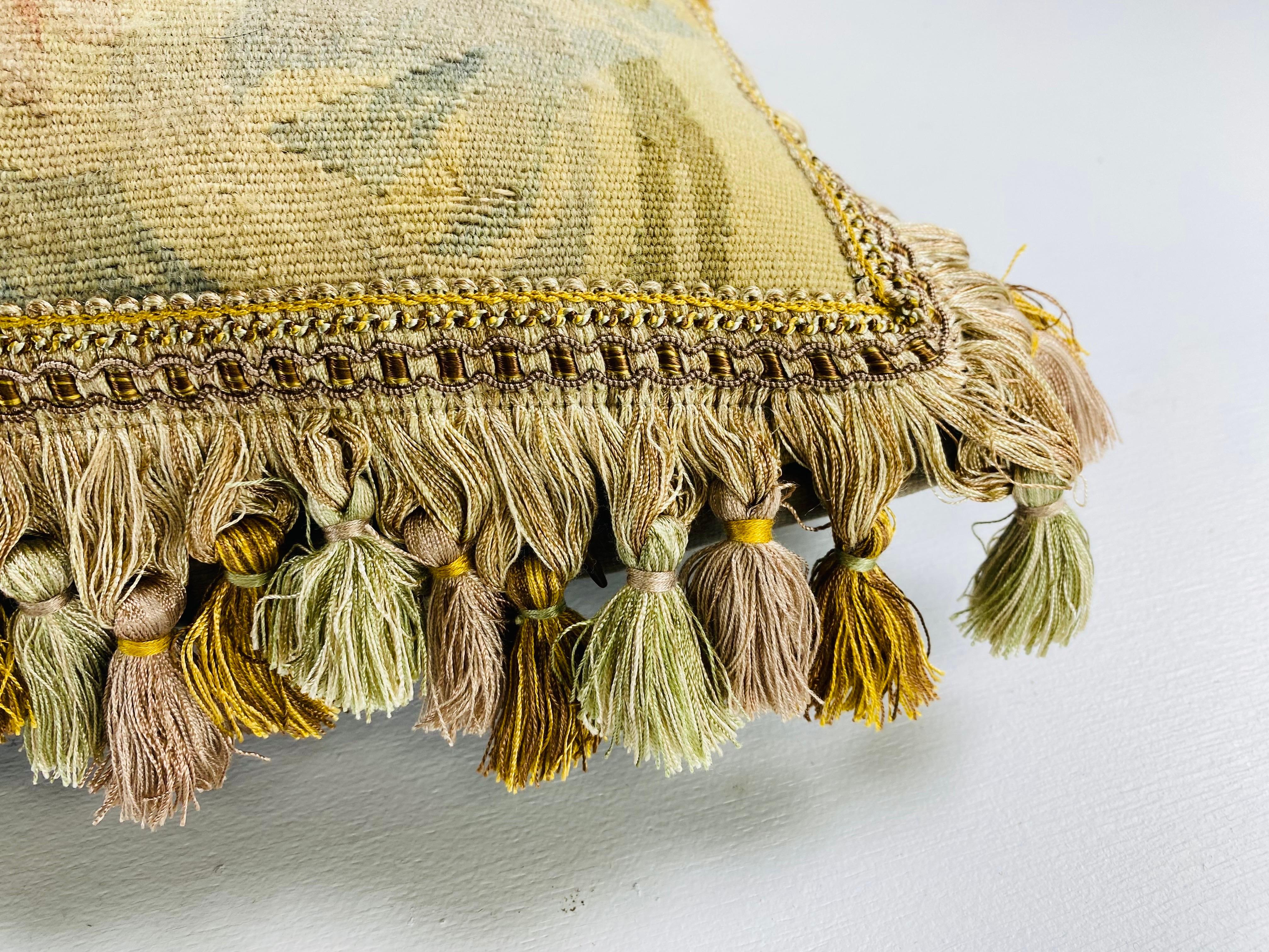 Stile provenzale Cuscino Aubusson floreale con nappe d'epoca in vendita