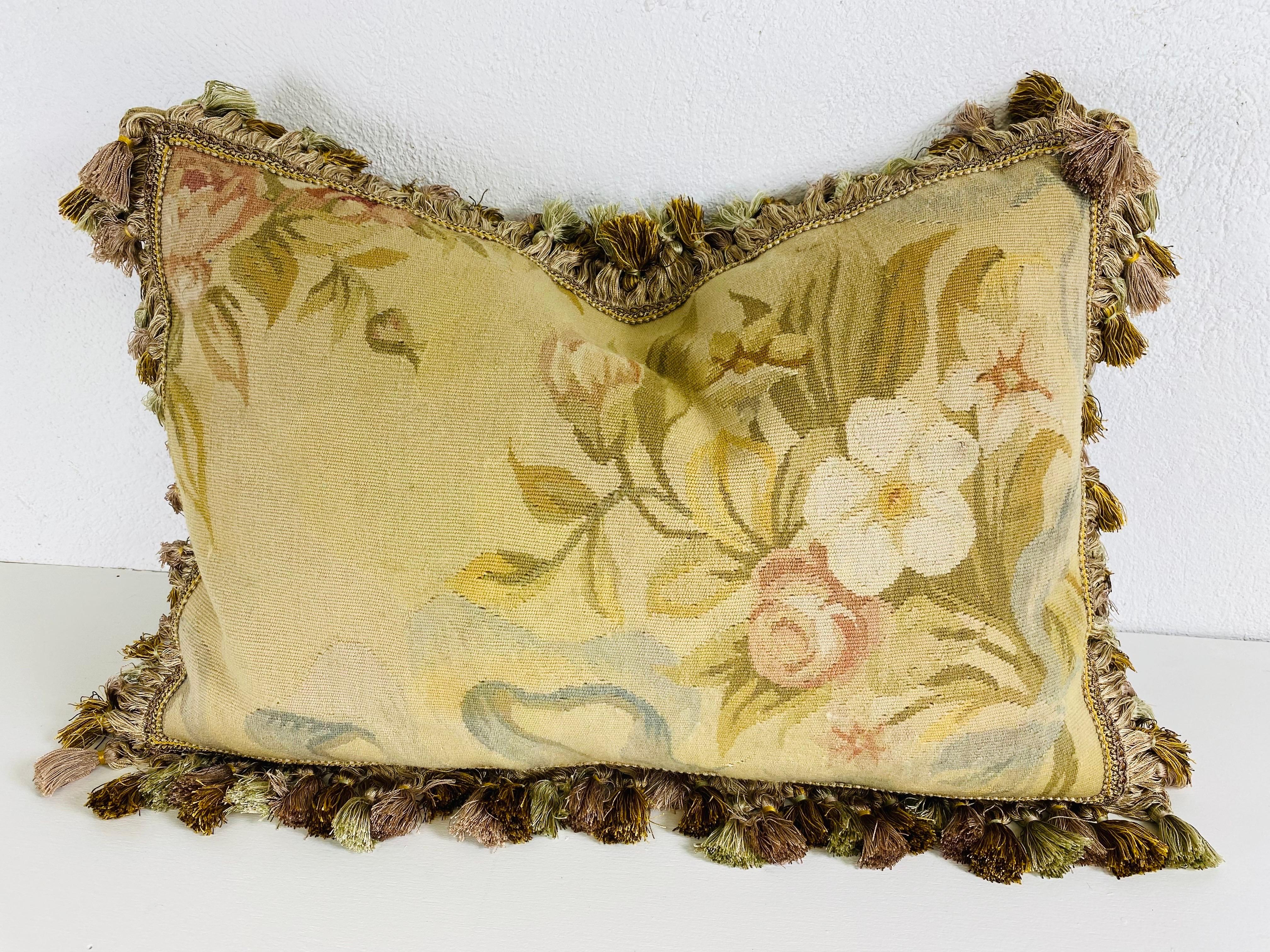 Francese Cuscino Aubusson floreale con nappe d'epoca in vendita