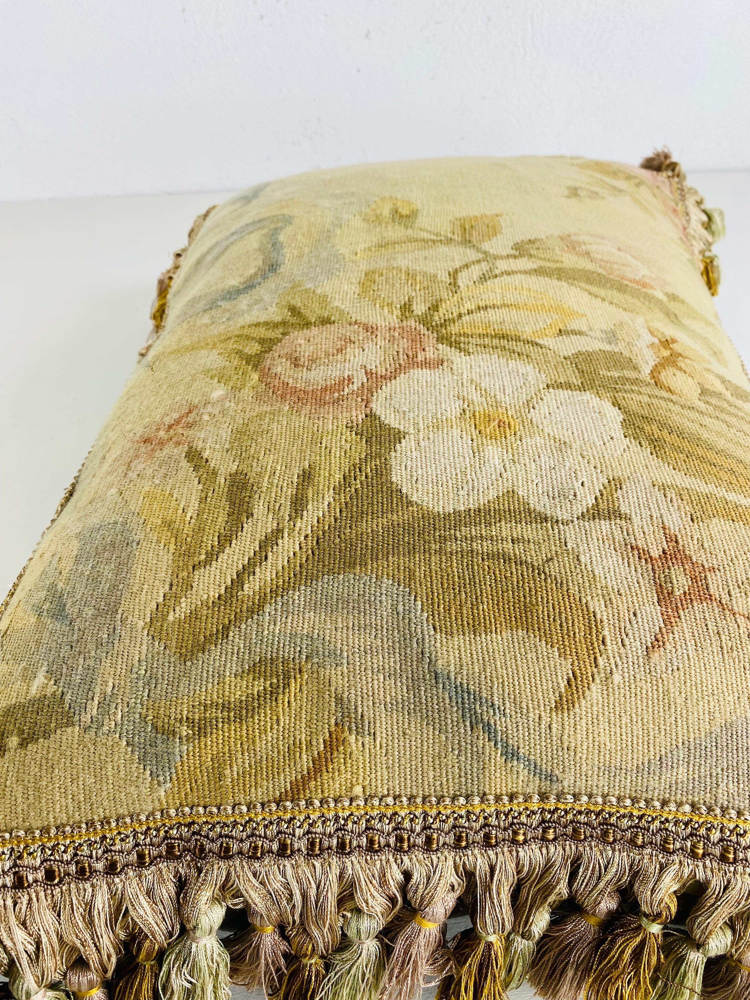 Fatto a mano Cuscino Aubusson floreale con nappe d'epoca in vendita