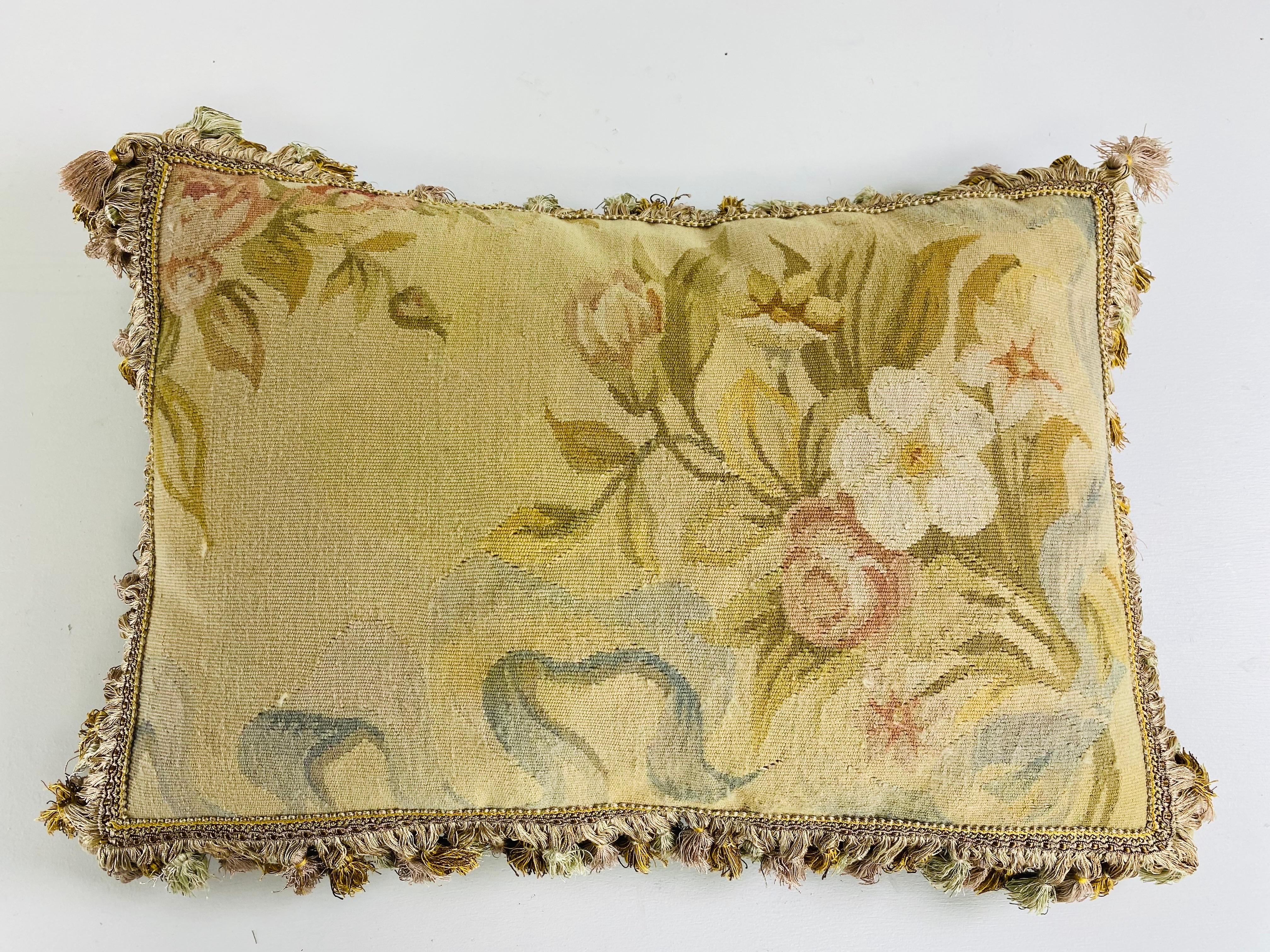 Cuscino Aubusson floreale con nappe d'epoca In condizioni buone in vendita a Allentown, PA