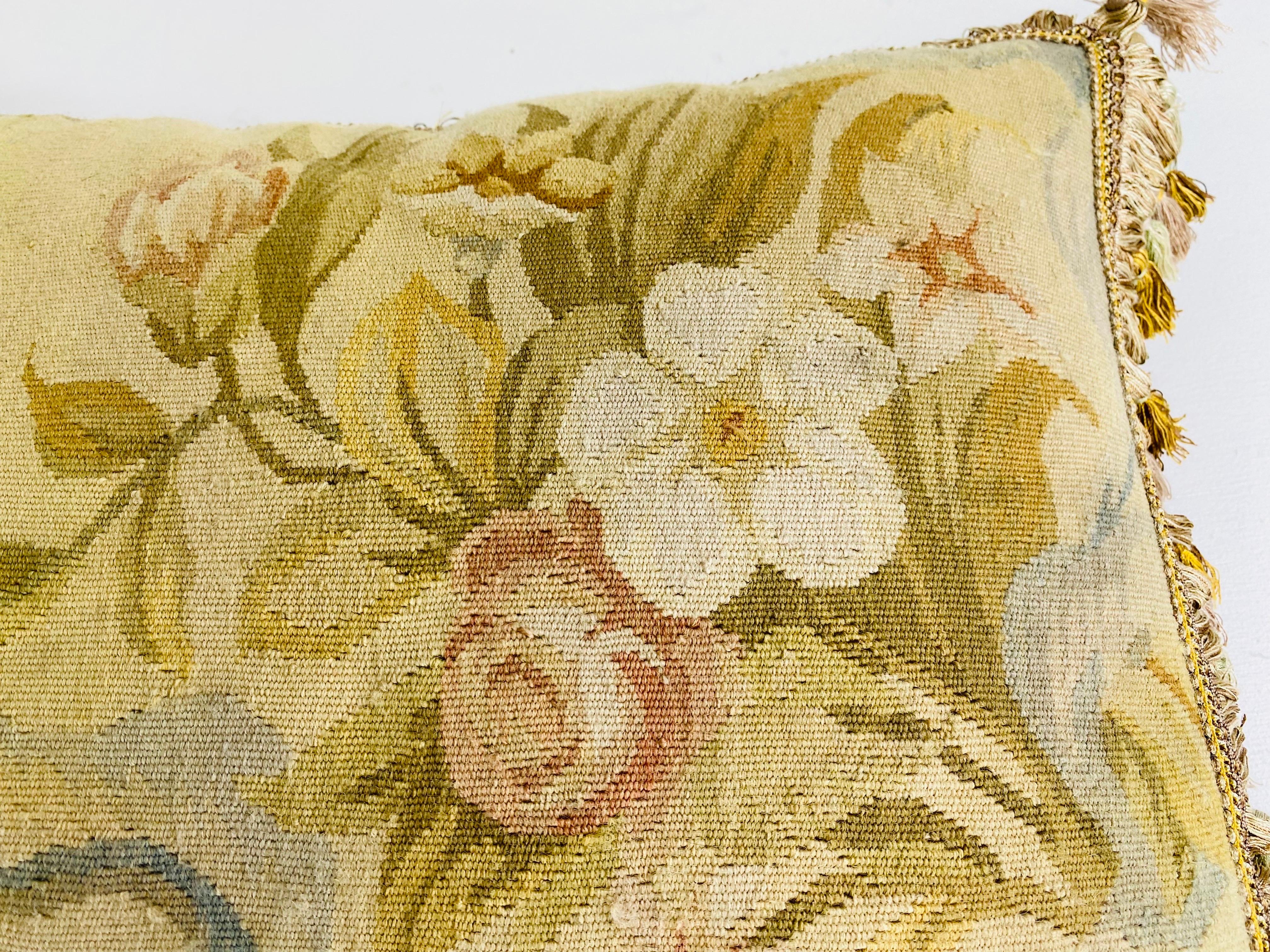 XXI secolo e contemporaneo Cuscino Aubusson floreale con nappe d'epoca in vendita