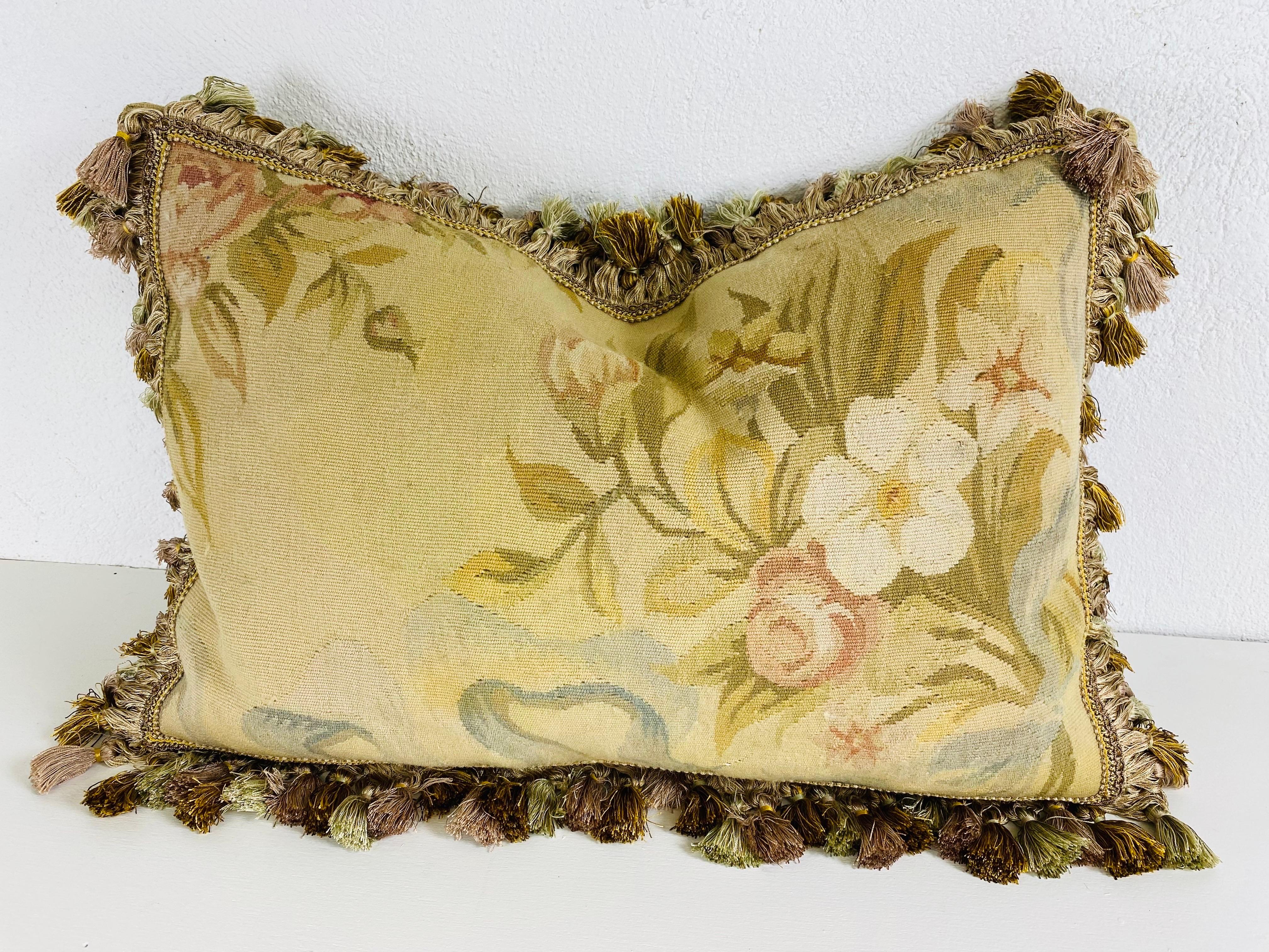 Cuscino Aubusson floreale con nappe d'epoca in vendita 1