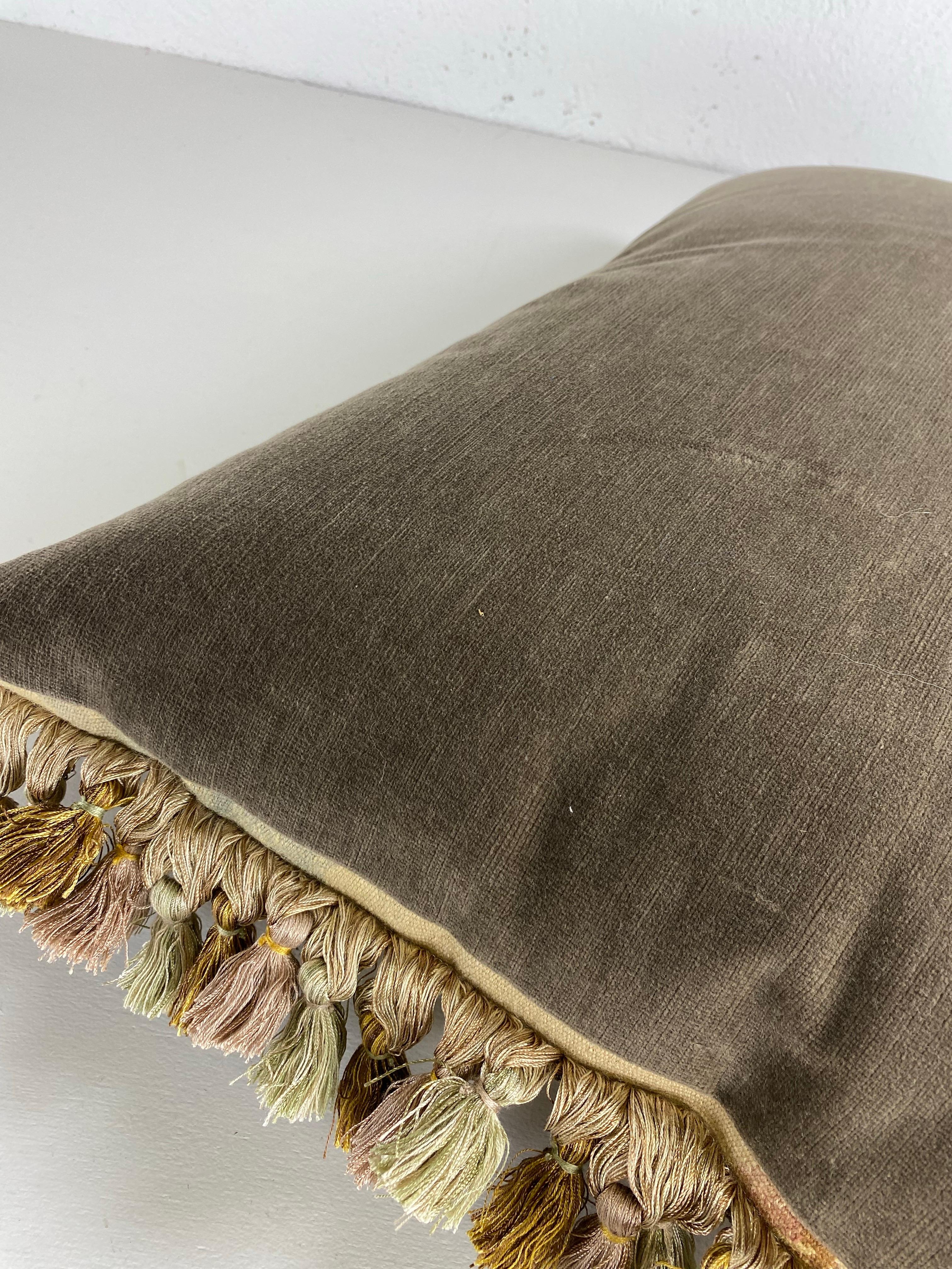 Dies ist ein Vintage tasseled Aubusson Wandteppich floral Kissen. Dieser florale Wandteppich hat wunderschöne Rosatöne, sanftes Grün und Hellbraun. Aus dem Gobelinrest wurde ein Kissen mit koordinierten Quastenfransen und einer Rückseite aus