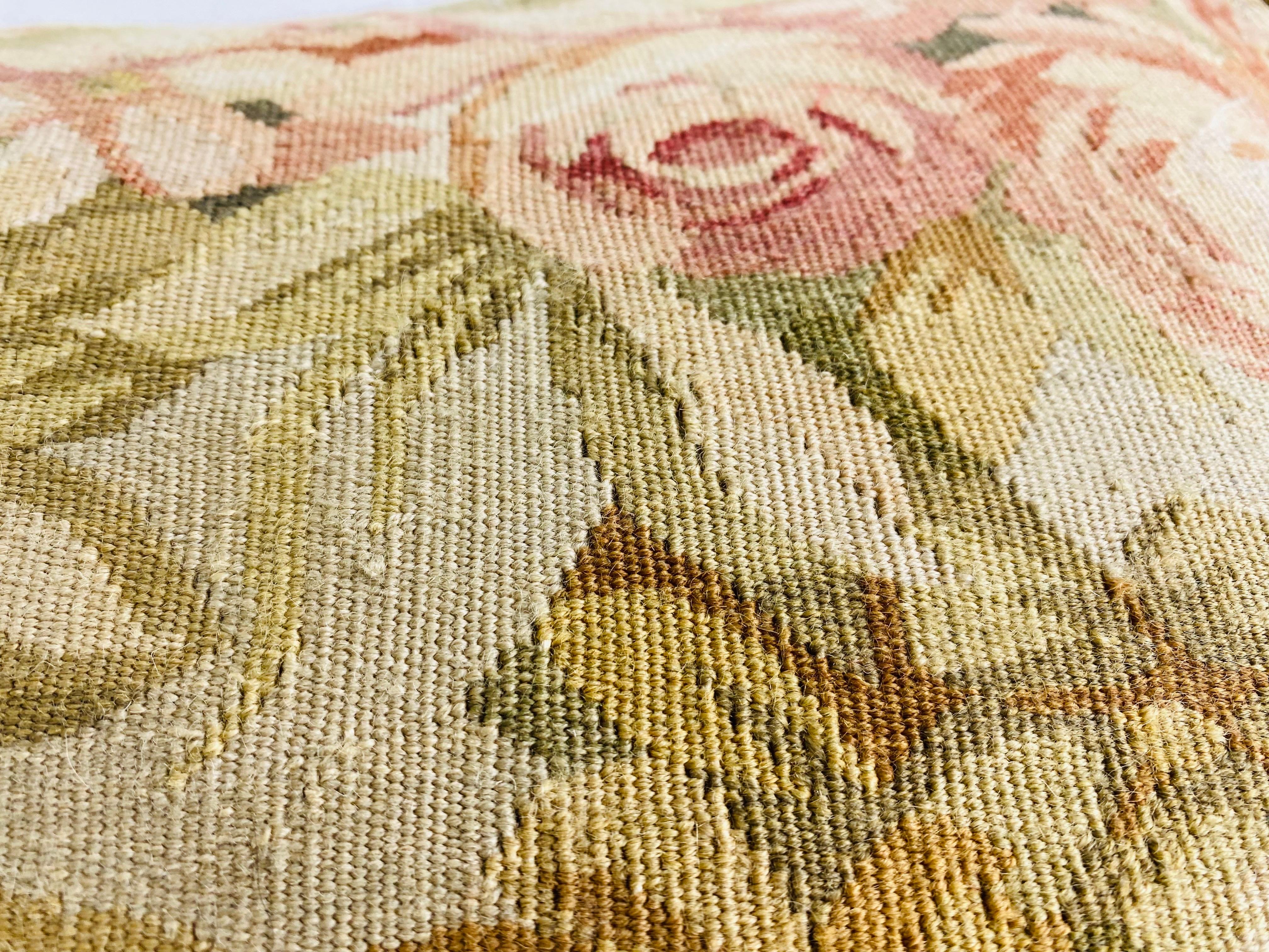 Questo è un cuscino vintage con nappe e arazzo Aubusson. Questo arazzo floreale presenta bellissimi toni di rosa, verde tenue e marrone. Lo scampolo di arazzo è stato trasformato in un cuscino con una frangia di nappe coordinata e un retro in