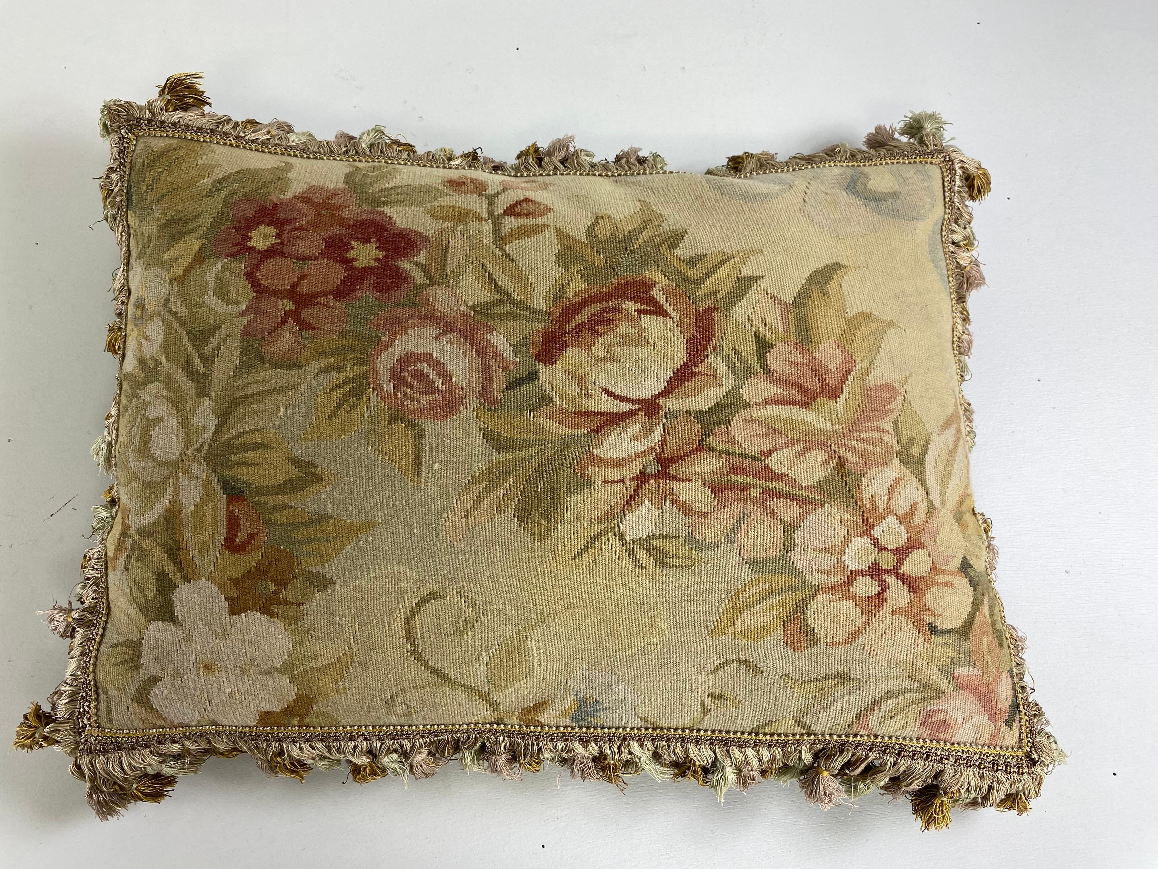 Vintage Aubusson-Wandteppich-Kissen mit Quasten und Blumenmuster (Französische Provence) im Angebot