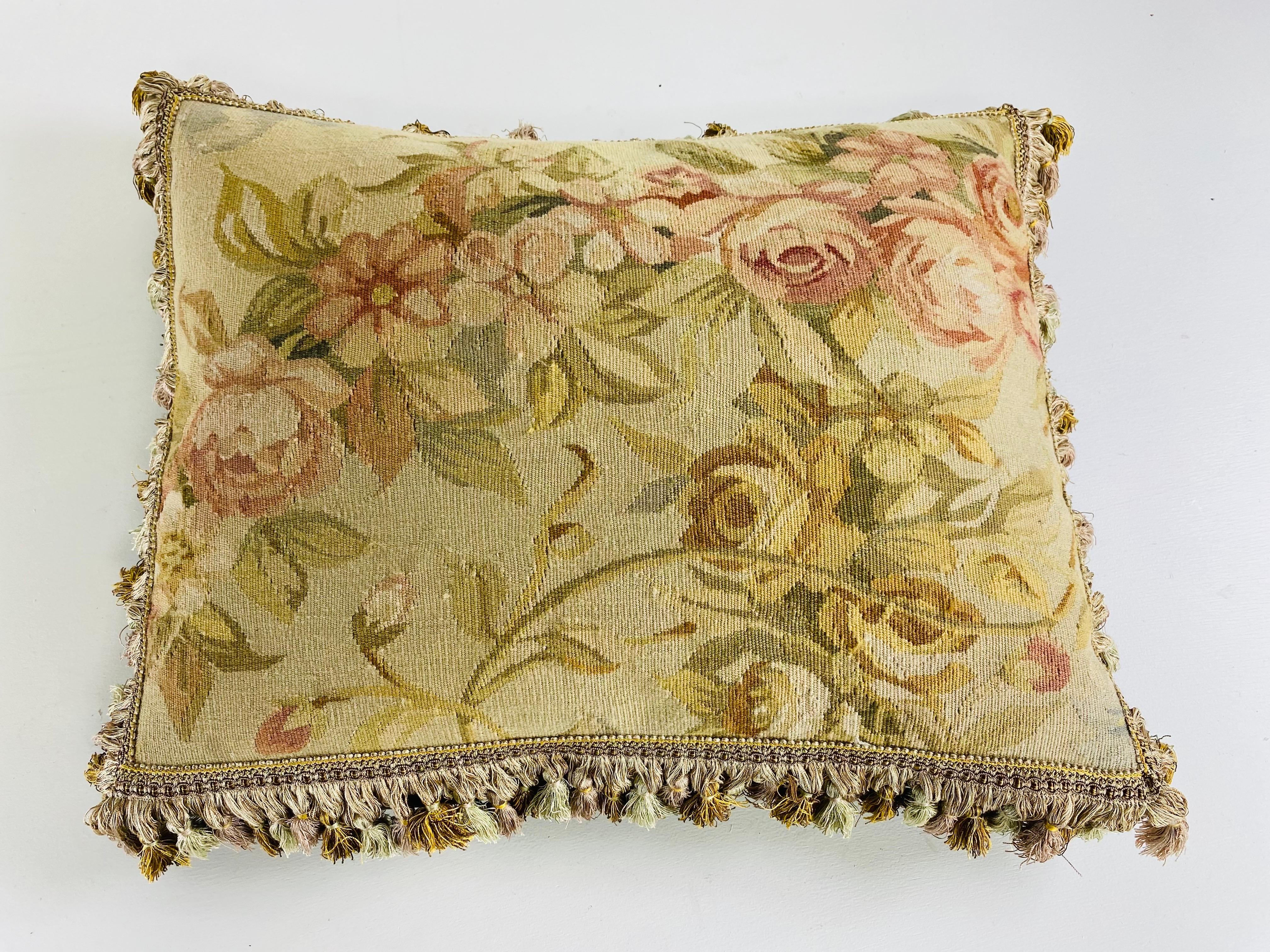 Stile provenzale Cuscino arazzo Aubusson floreale con nappe d'epoca in vendita