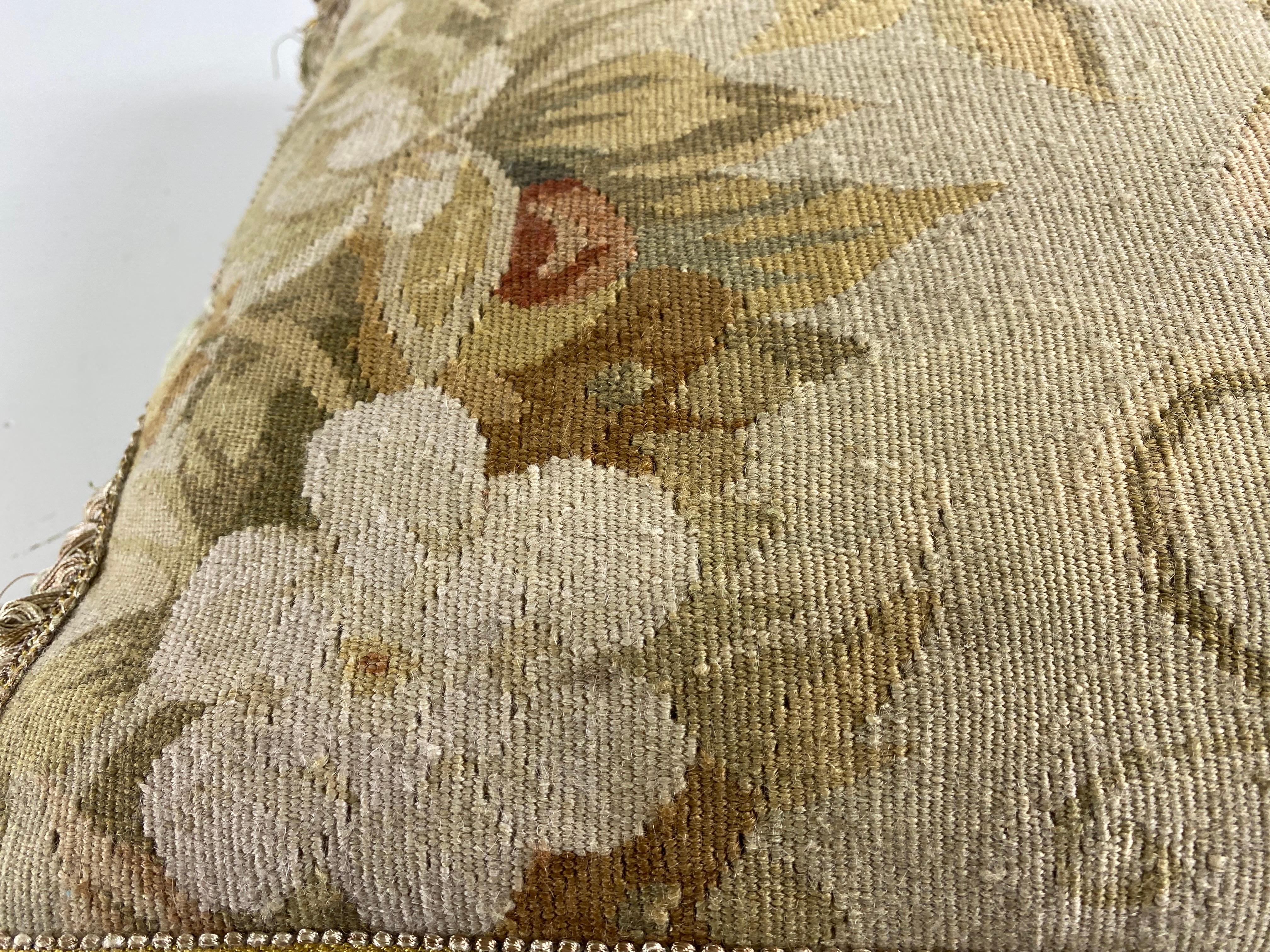 Vintage Aubusson-Wandteppich-Kissen mit Quasten und Blumenmuster (Französisch) im Angebot